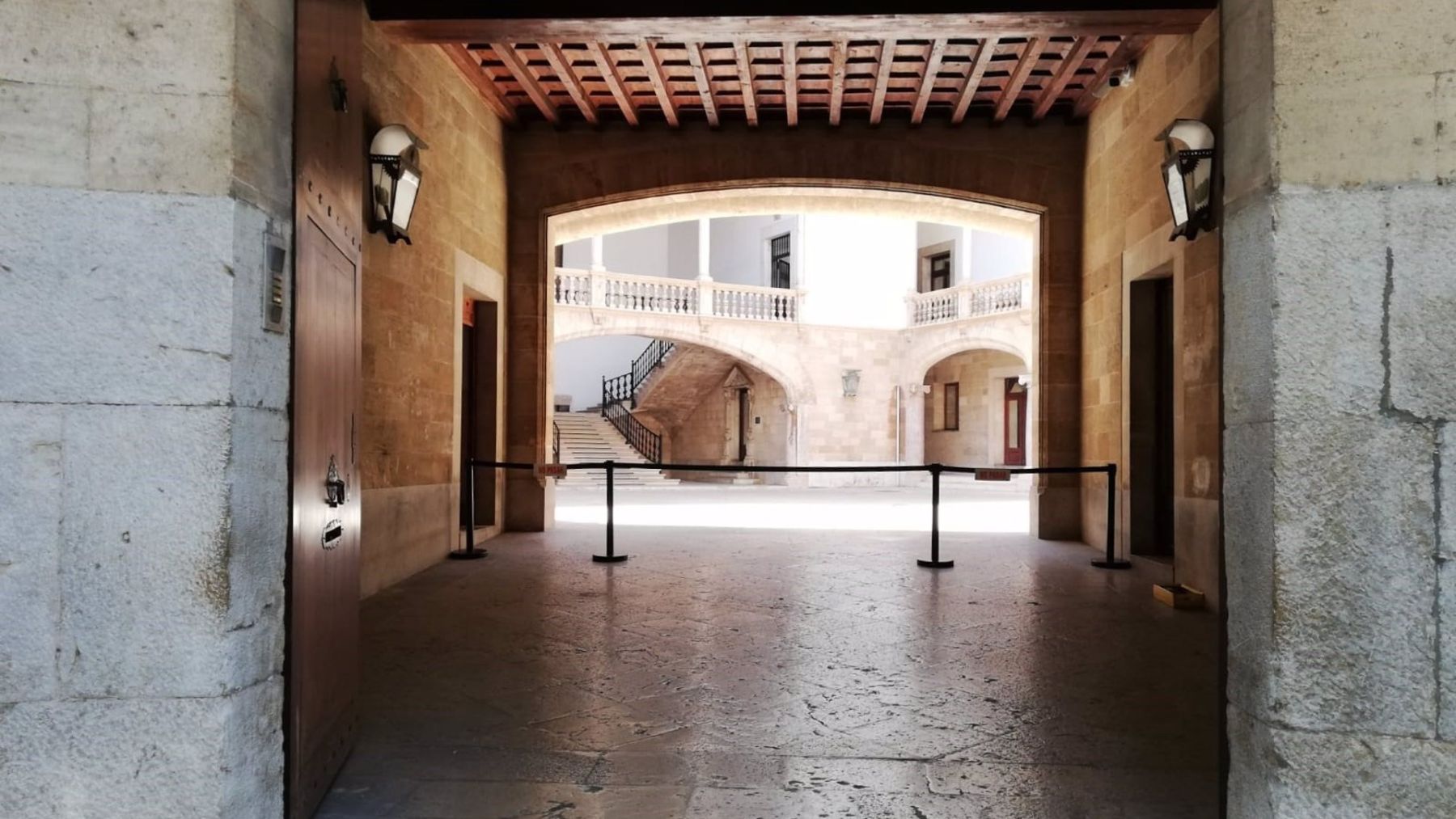 El patio de la Audiencia Provincial de Baleares y el TSJIB, visto desde el exterior.