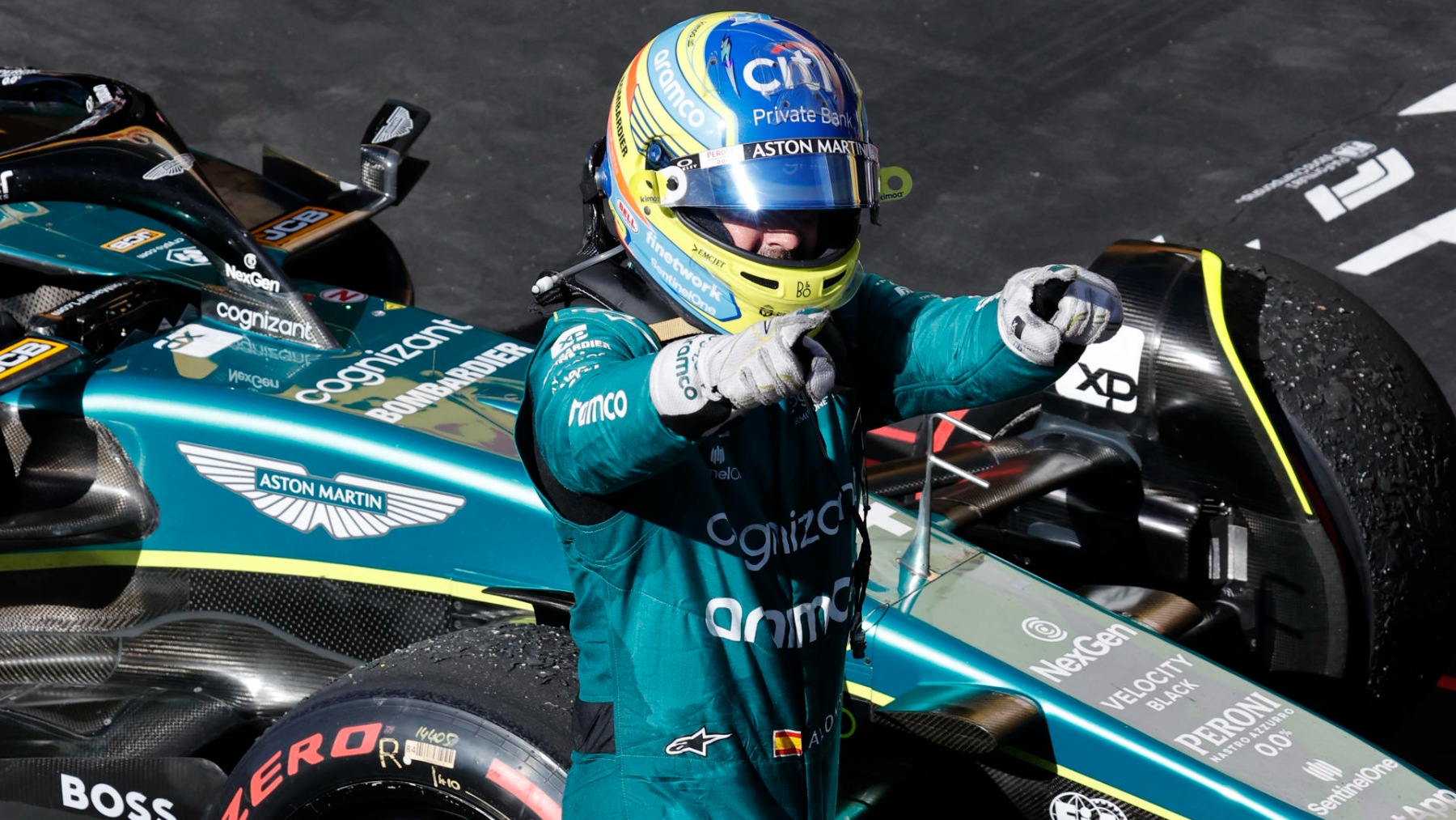 Fernando Alonso celebra su podio en Brasil. (EFE)