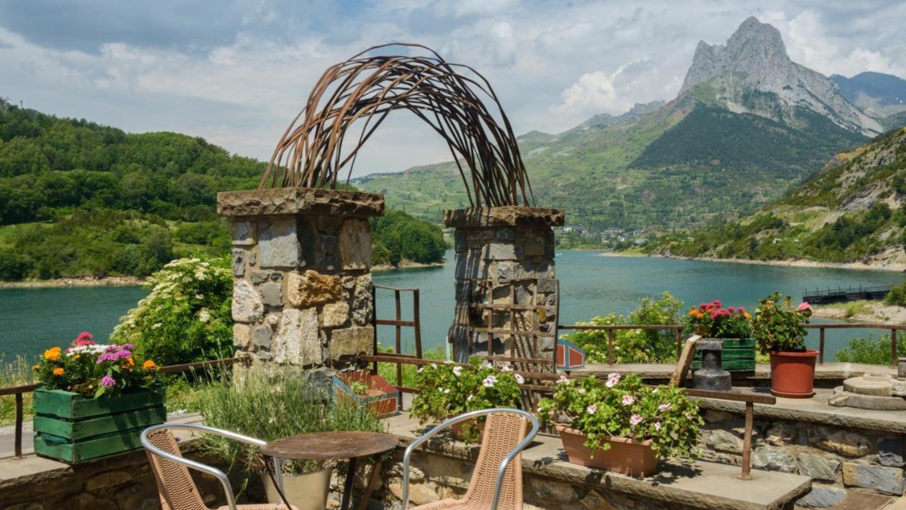 Las vistas del Hotel ‘La Casueña’ al pantano de Lanuza