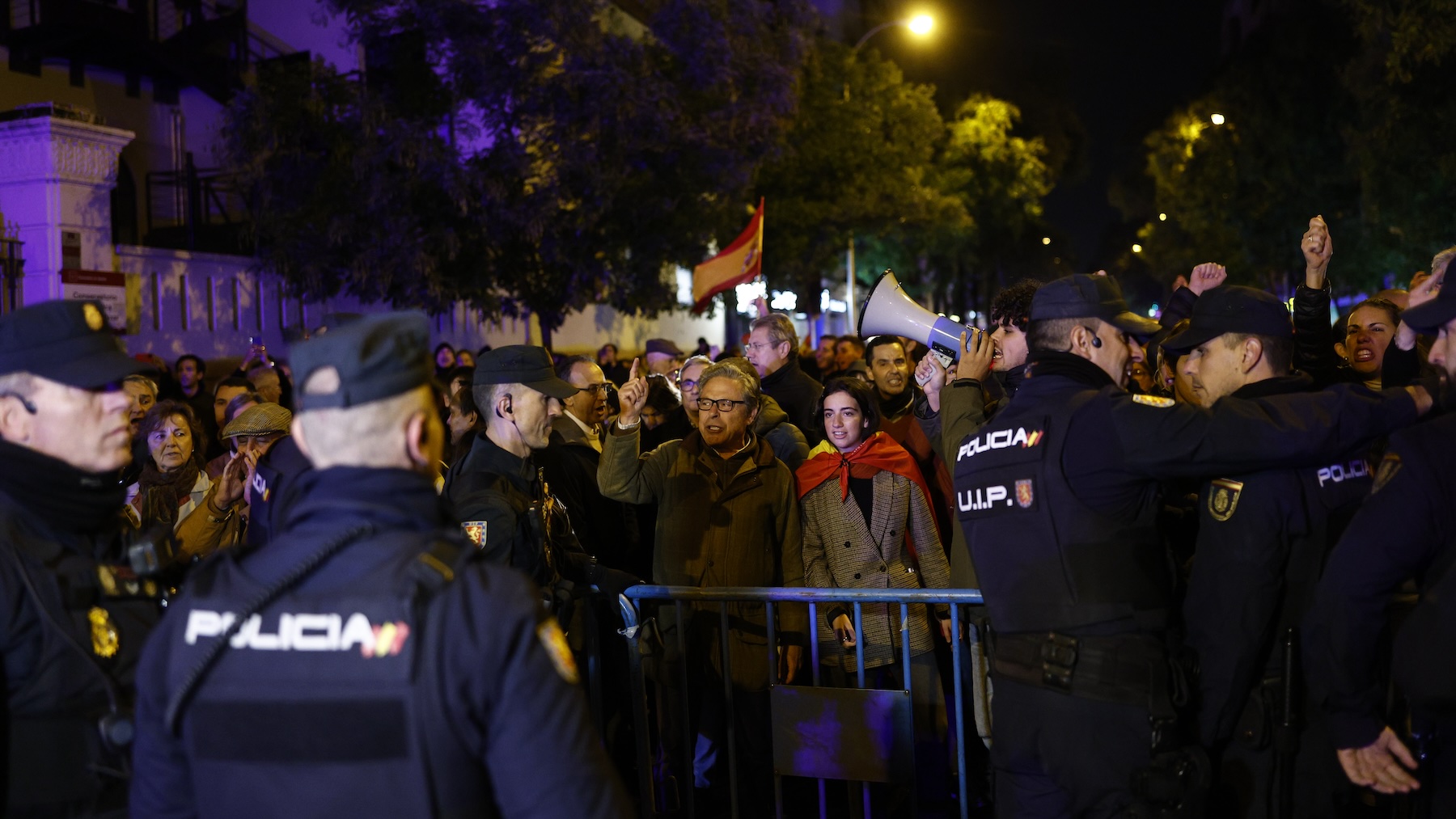Manifestantes ante la sede central del PSOE, en la madrileña calle de Ferraz, el pasado viernes. (Foto: Efe)