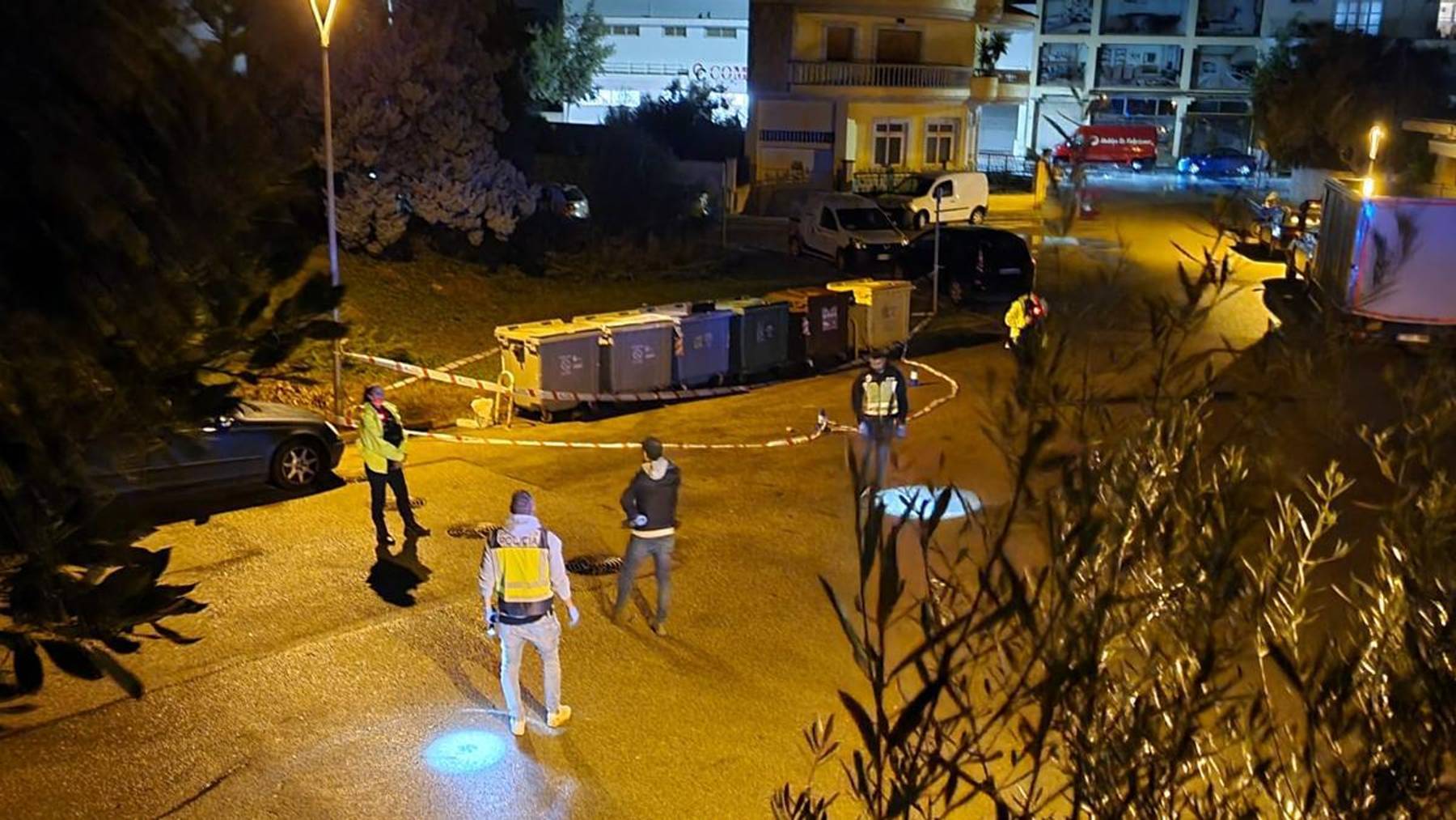 Agentes de la Policía junto al contenedor donde fue hallado el bebé. (Policía Nacional)