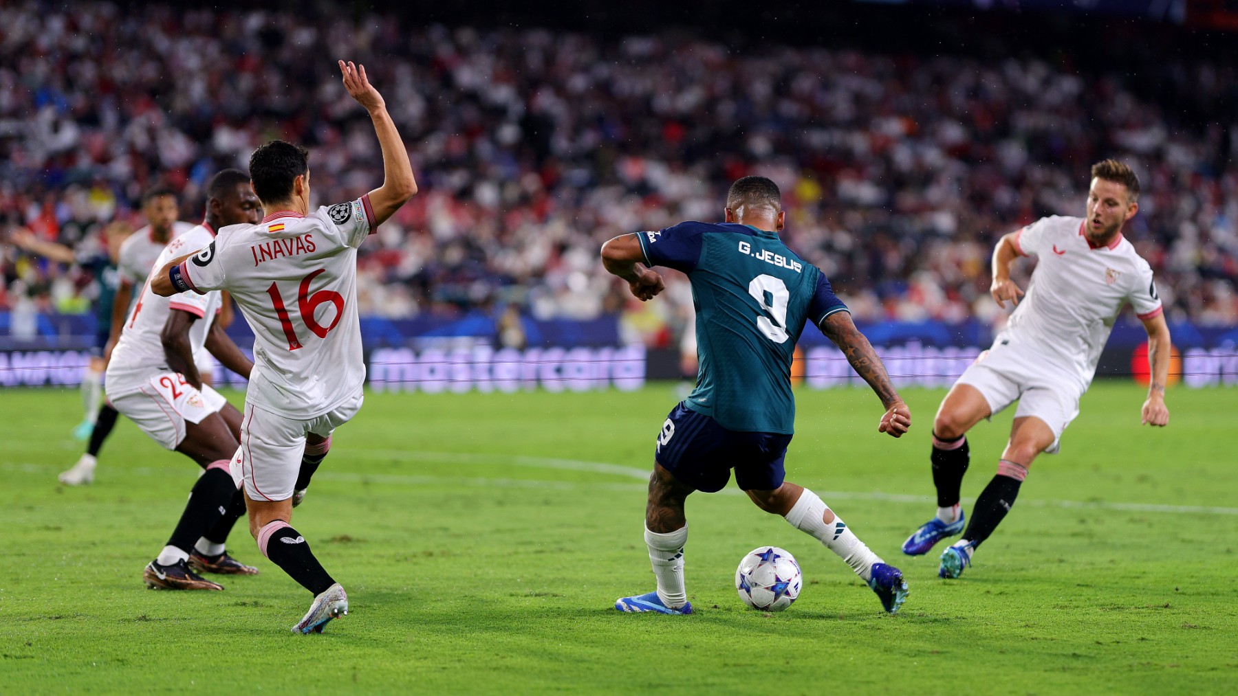 Gabriel Jesús chuta a portería en el Sevilla – Arsenal. (Getty)