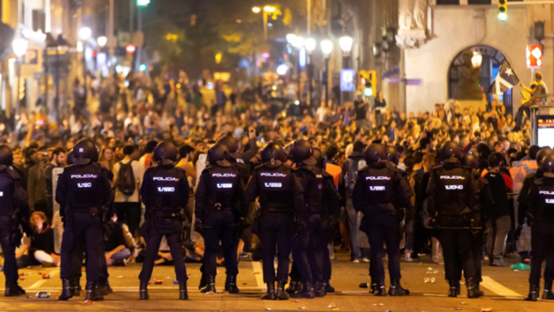 Policías protegiendo la Jefatura de Barcelona en 2019.