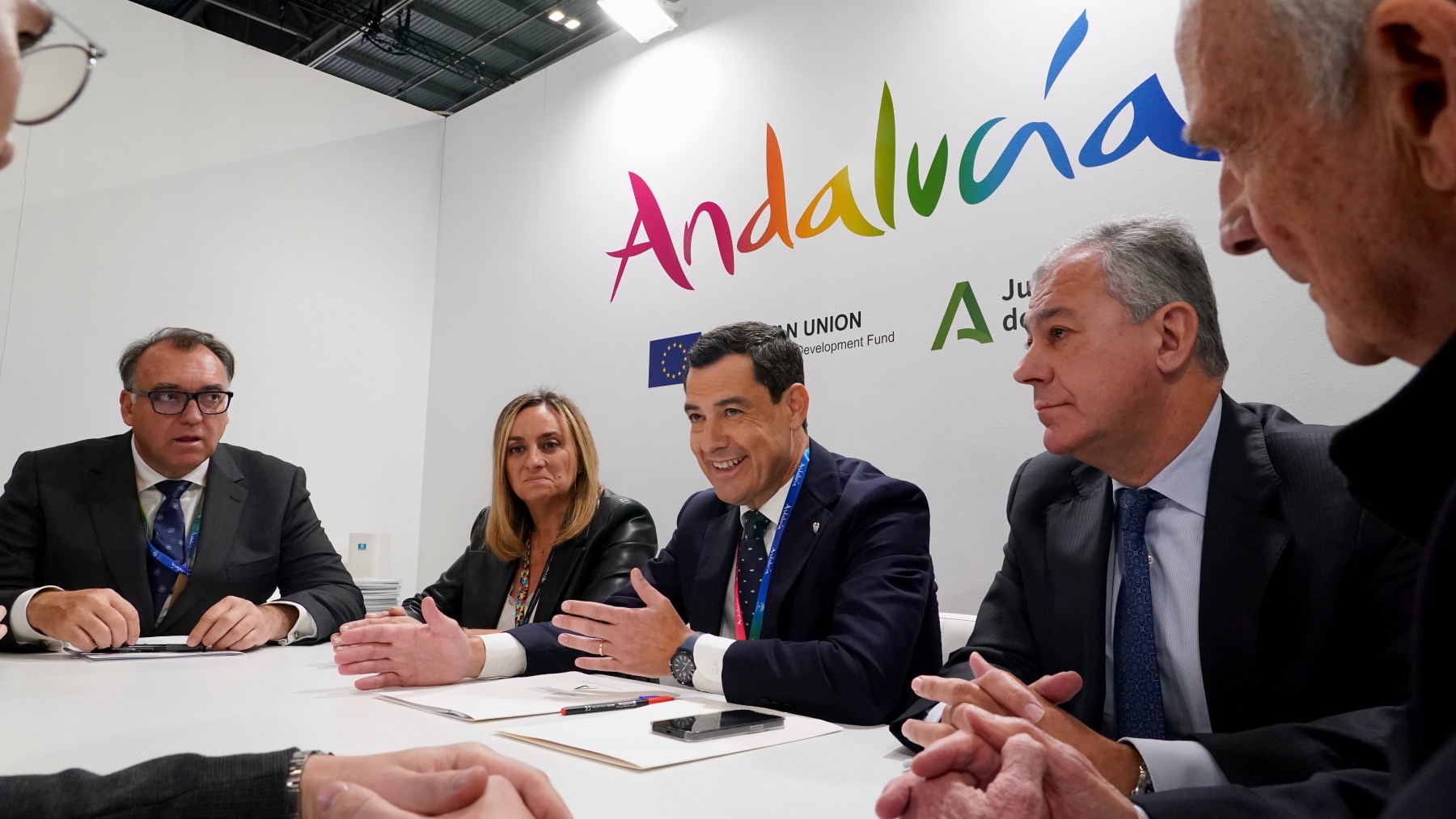 Juanma Moreno se reúne con los alcaldes de distintas provincias andaluzas durante la feria WTM 2023 (EUROPA PRESS).