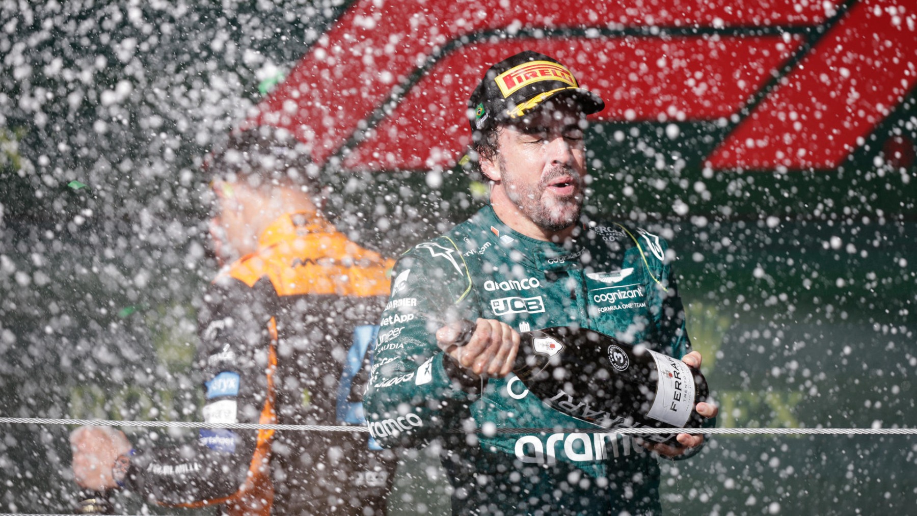Fernando Alonso celebra su tercer puesto en Interlagos. (EFE)
