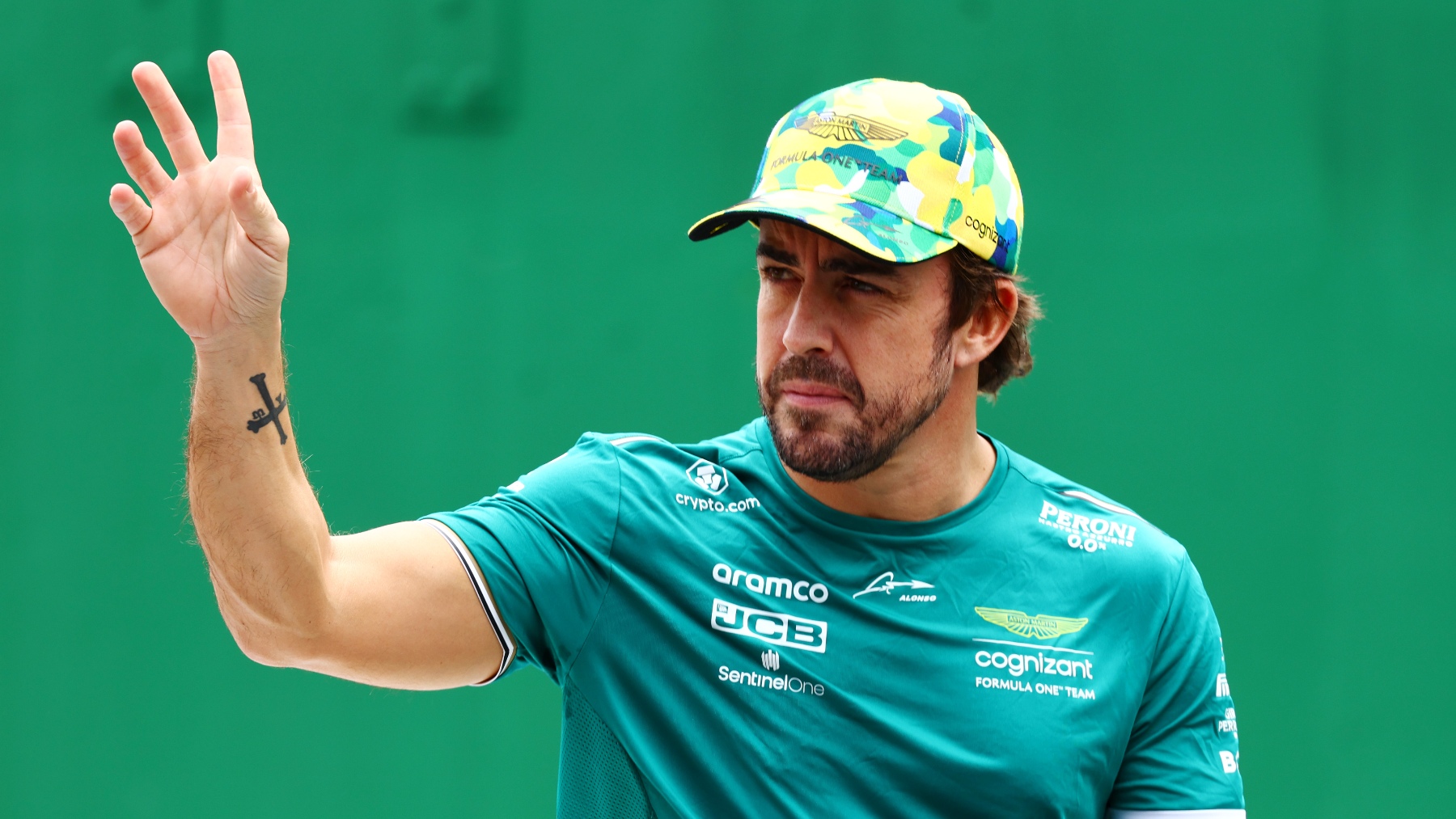 Fernando Alonso saluda al público en Brasil. (Getty)