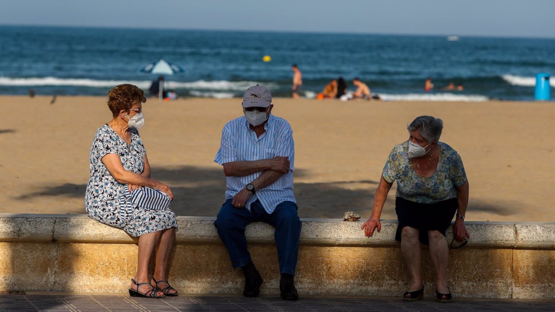 Ancianos en la playa. (E.P)