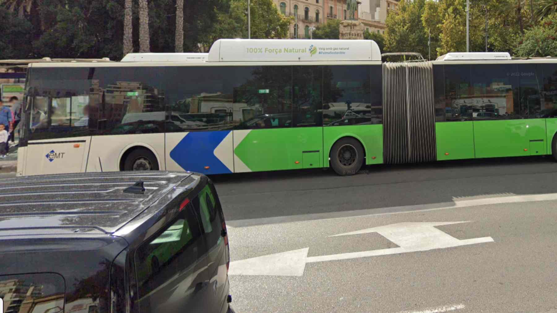 Autobús articulado de la EMT de Palma a su paso por la Plaza de España.