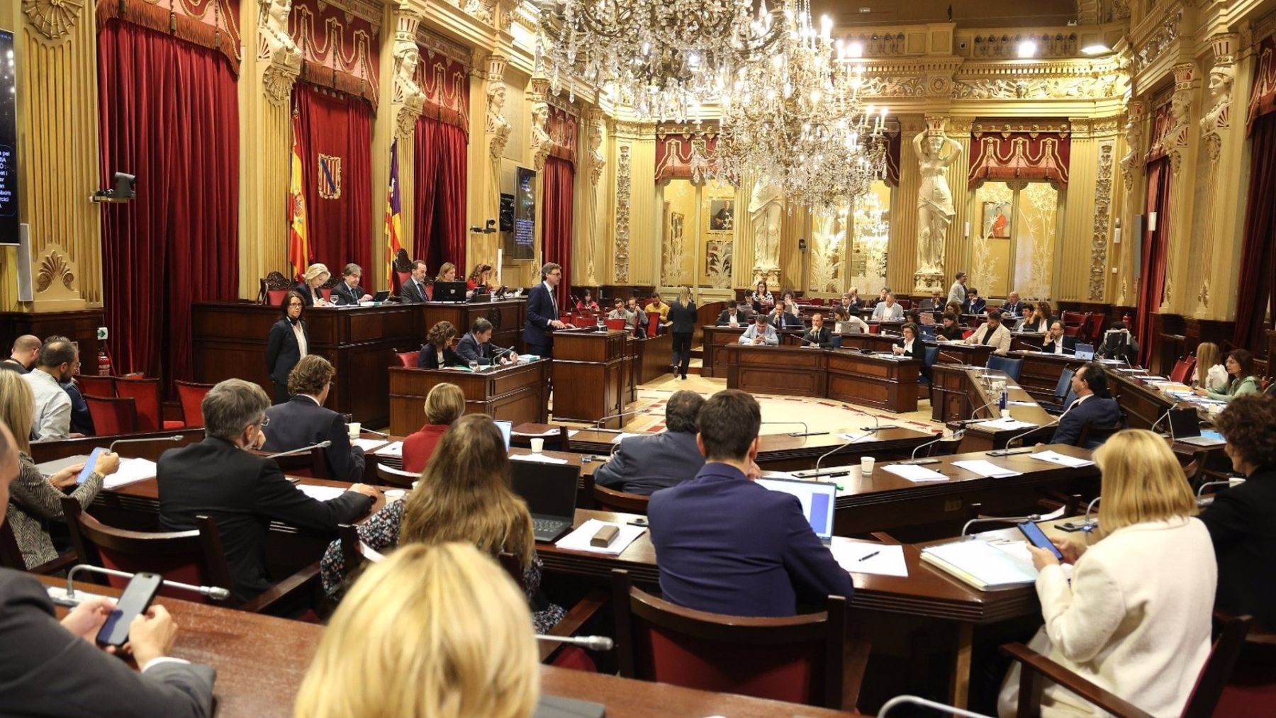 El vicepresidente Toni Costa defiende el techo de gasto en la tribuna del Parlament. (EP)