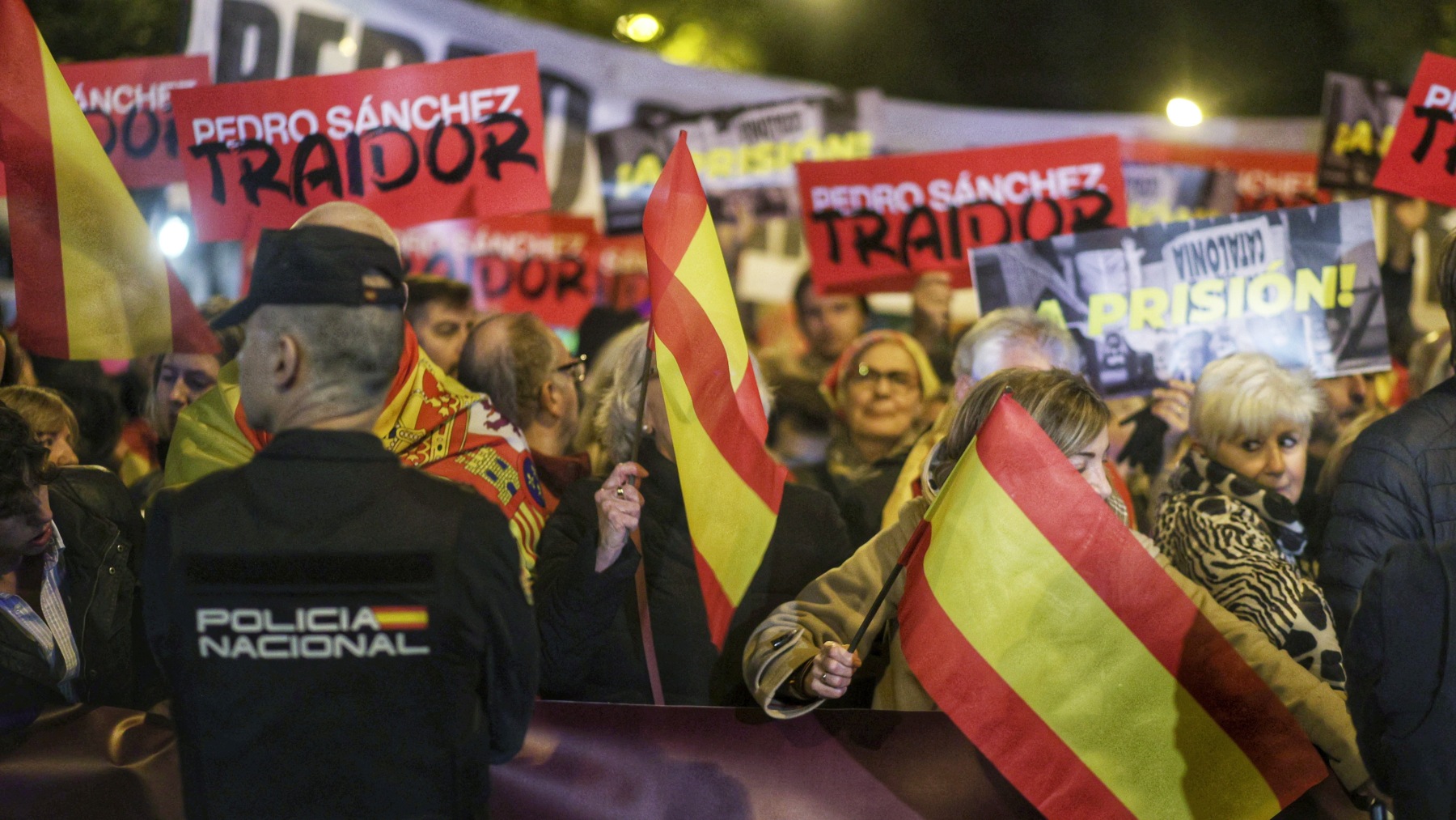 Manifestación frente a la sede del PSOE en Ferraz. (Foto: EP)