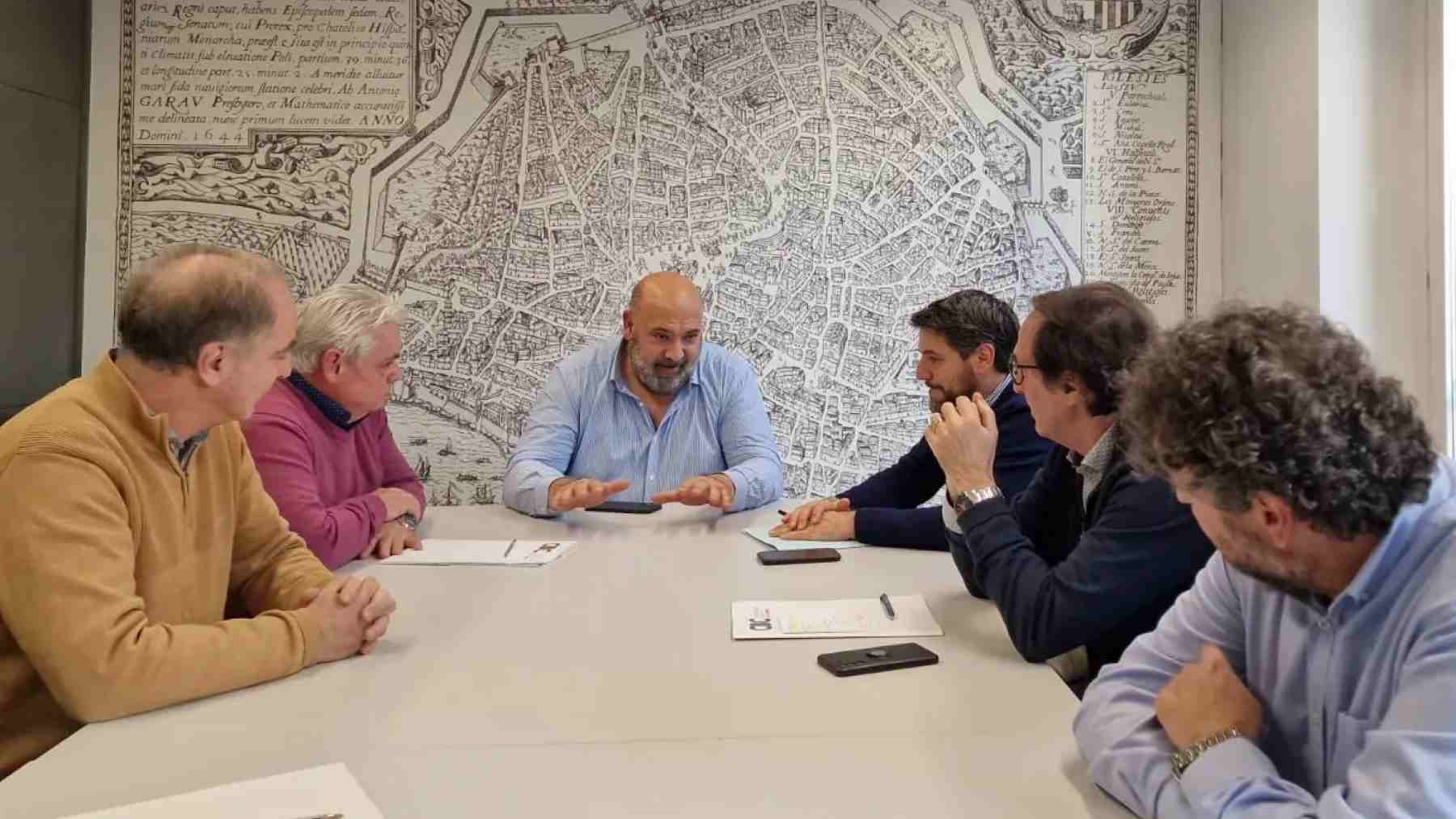 El alcalde de Palma, Jaime Martínez, con representantes del pequeño comercio de Afedeco y Pimeco en la sede del PP.