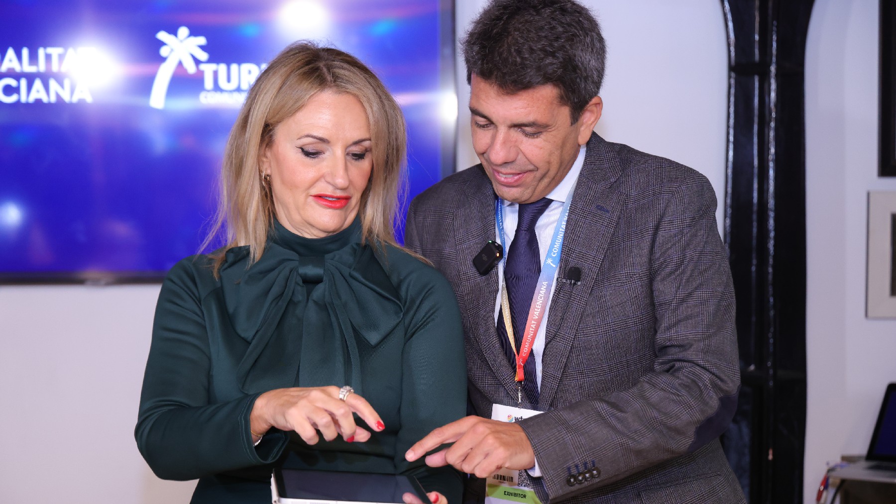 Carlos Mazón, con Nuria Montes, el día en que ambos rubricaron el documento de derogación de la tasa turística.