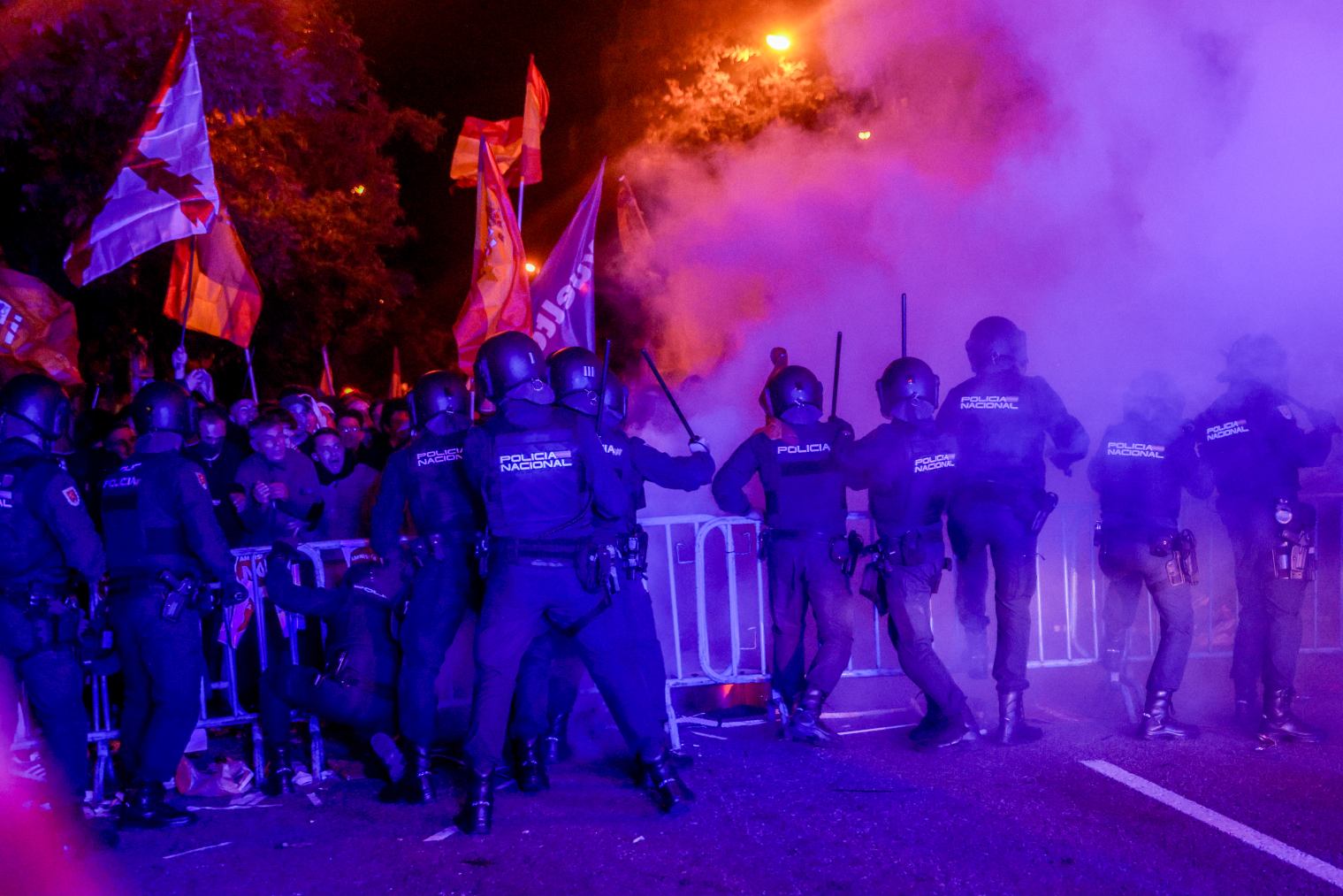 La Policía carga contra los manifestantes de Ferraz, este lunes.