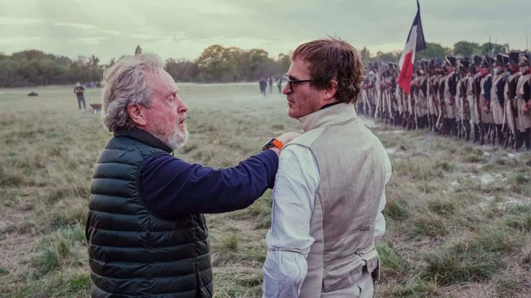 Ridley Scott y Joaquin Phoenix en el rodaje de ‘Napoleón’ (Apple TV)