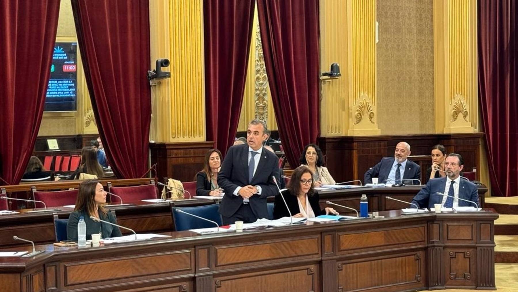 El conseller de Educación, Antoni Vera, responde a la oposición en el Parlament.