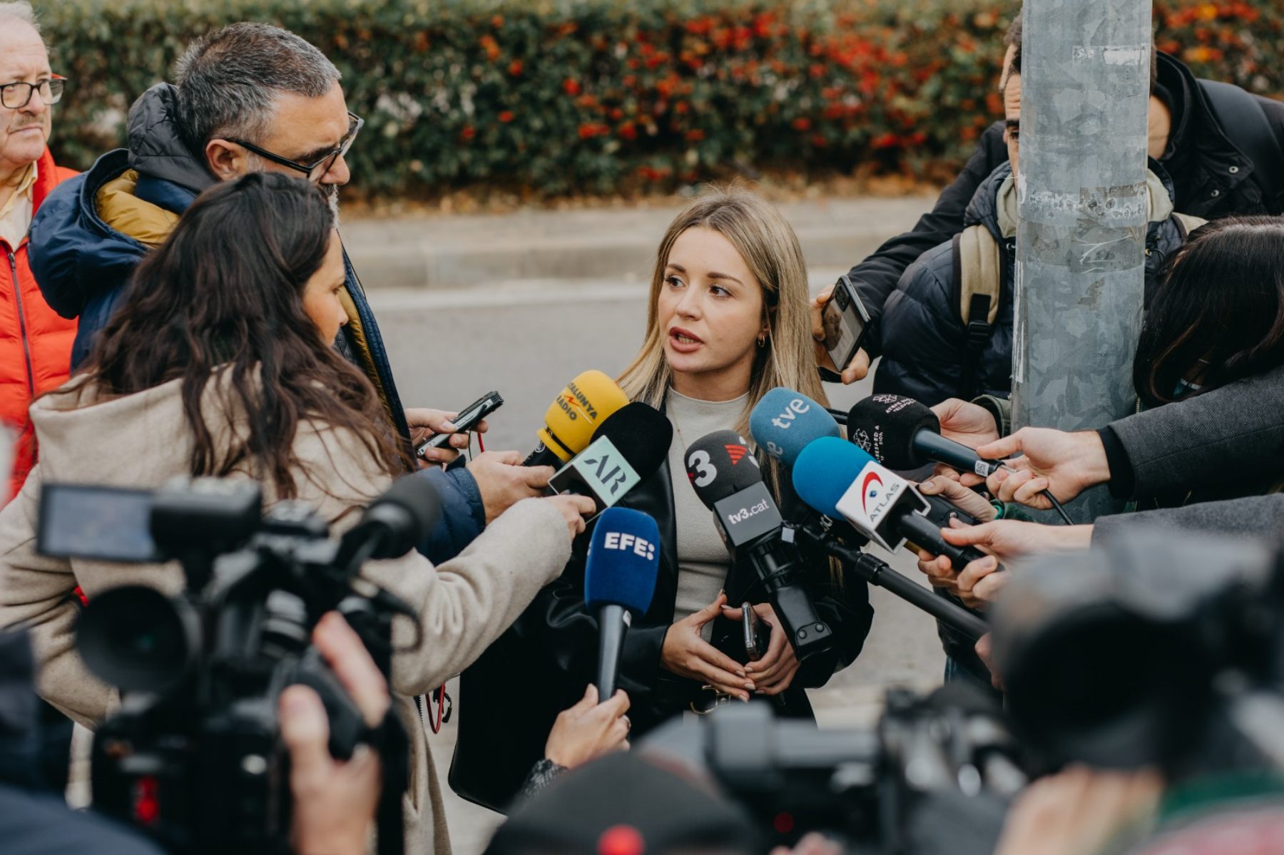 Beatriz Uriarte, abogada de Ospina Abogados atendiendo a los medios de comunicación.
