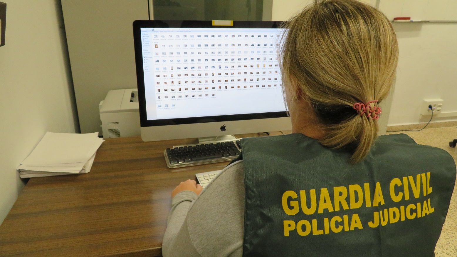 Agente de la Guardia Civil, frente a un ordenador.