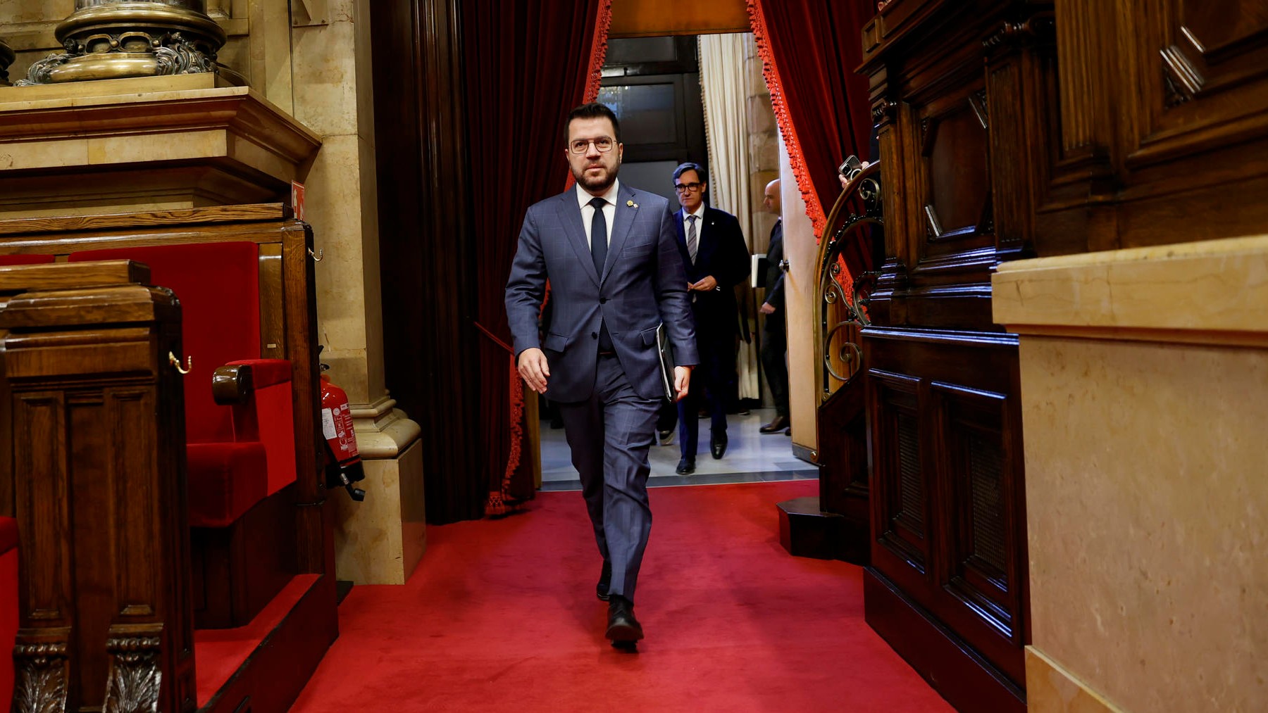 Aragonés accediendo a la sesión de control del Parlament. Foto: EFE