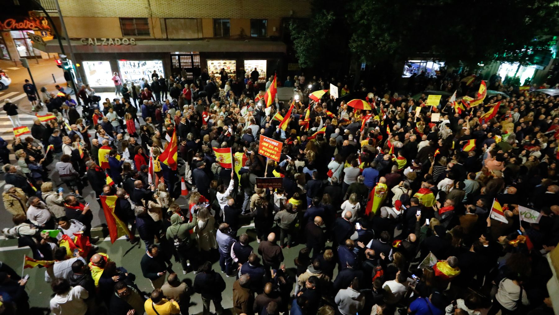 Manifestantes frente a la sede del PSOE