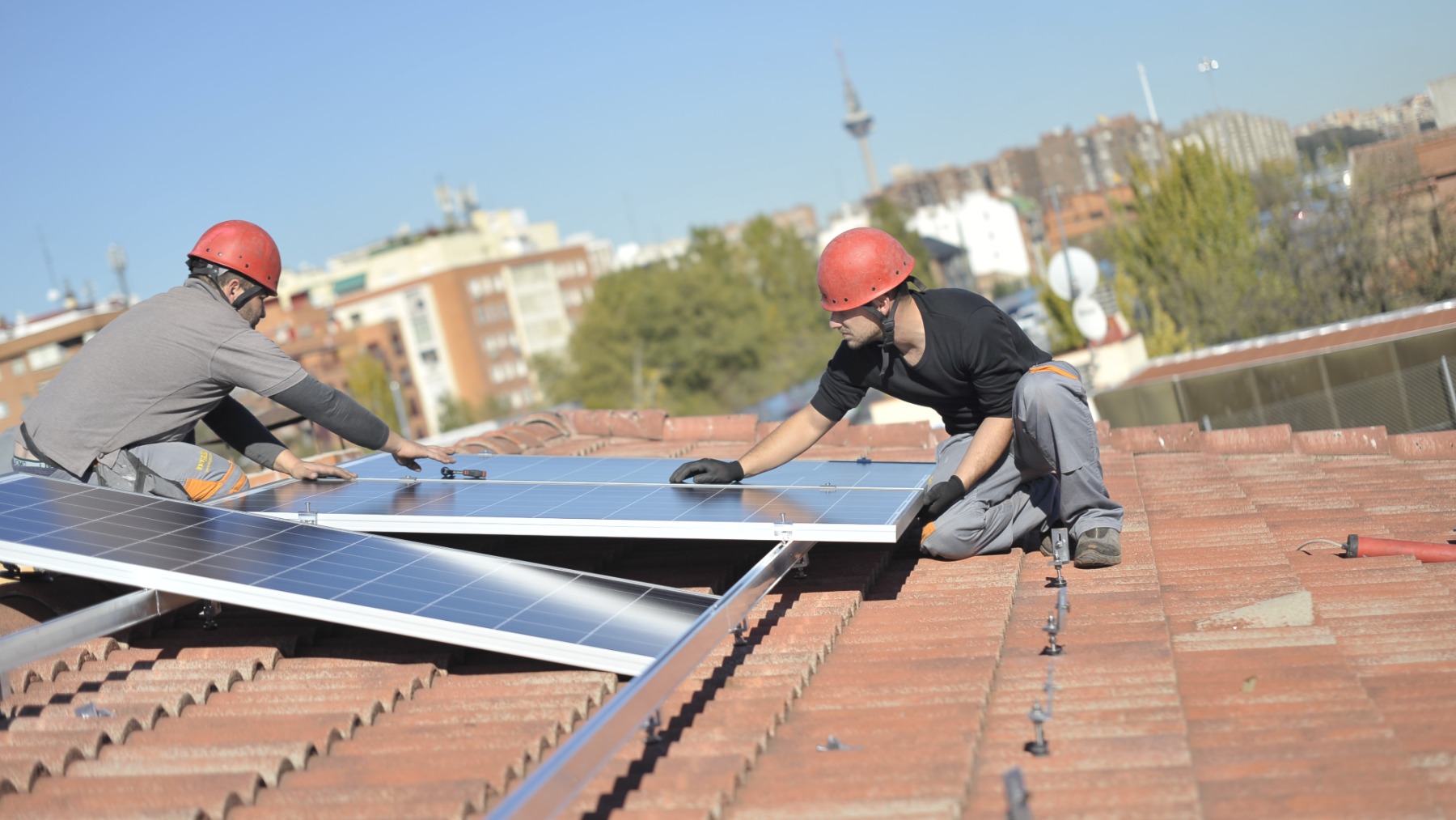 Instalación de paneles solares en un tejado (Foto: SEO/BirdLife)