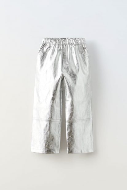 El pantalón metalizado de Zara Kids que arrasa entre las influencers este otoño
