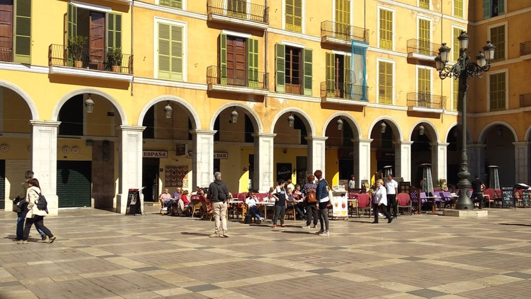 Terrazas de la Plaza Mayor de Palma.