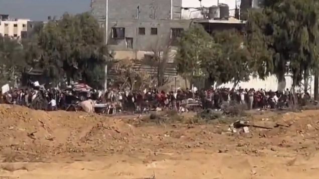 Tanques israelíes escoltan a gazatíes hacia el corredor humanitario para que no sean atacados por Hamás