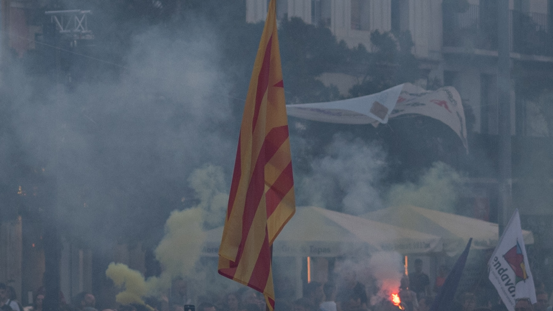 Bandera independentista catalana en una manifestación de jóvenes separatistas en Barcelona.