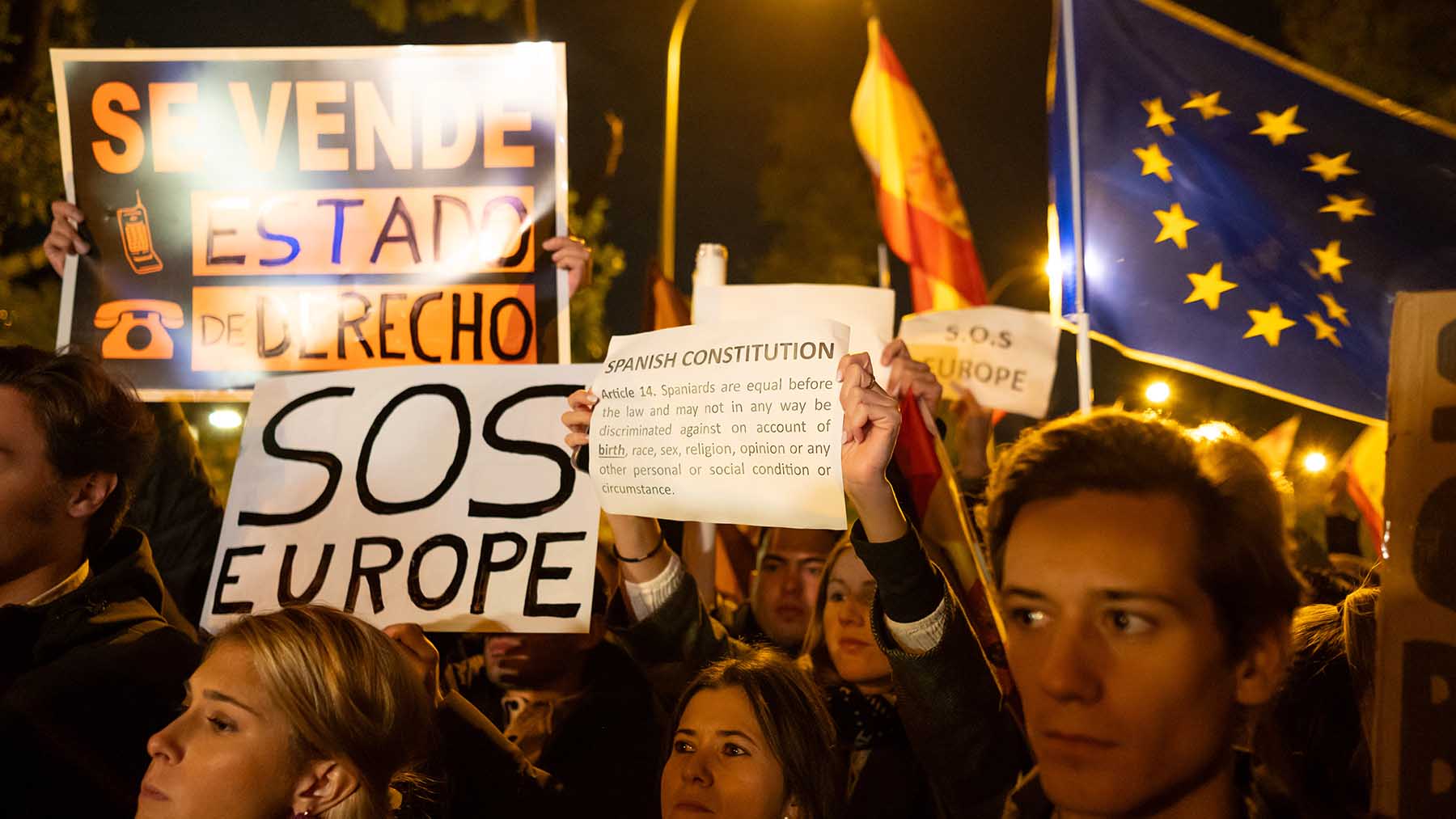 Manifestantes pidiendo auxilio a la UE para salvar el Estado de derecho en España tras el pacto PSOE-Junts.