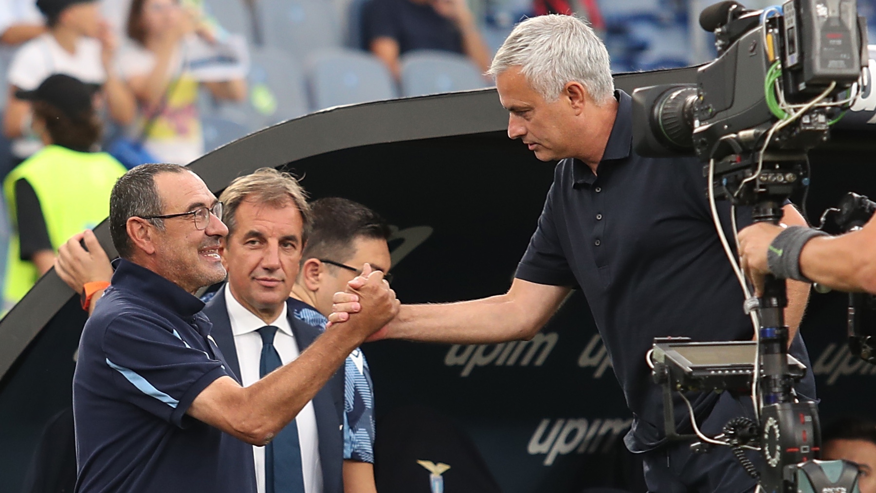 Maurizio Sarri y José Mourinho se saludan en un derbi anterior. (Getty)