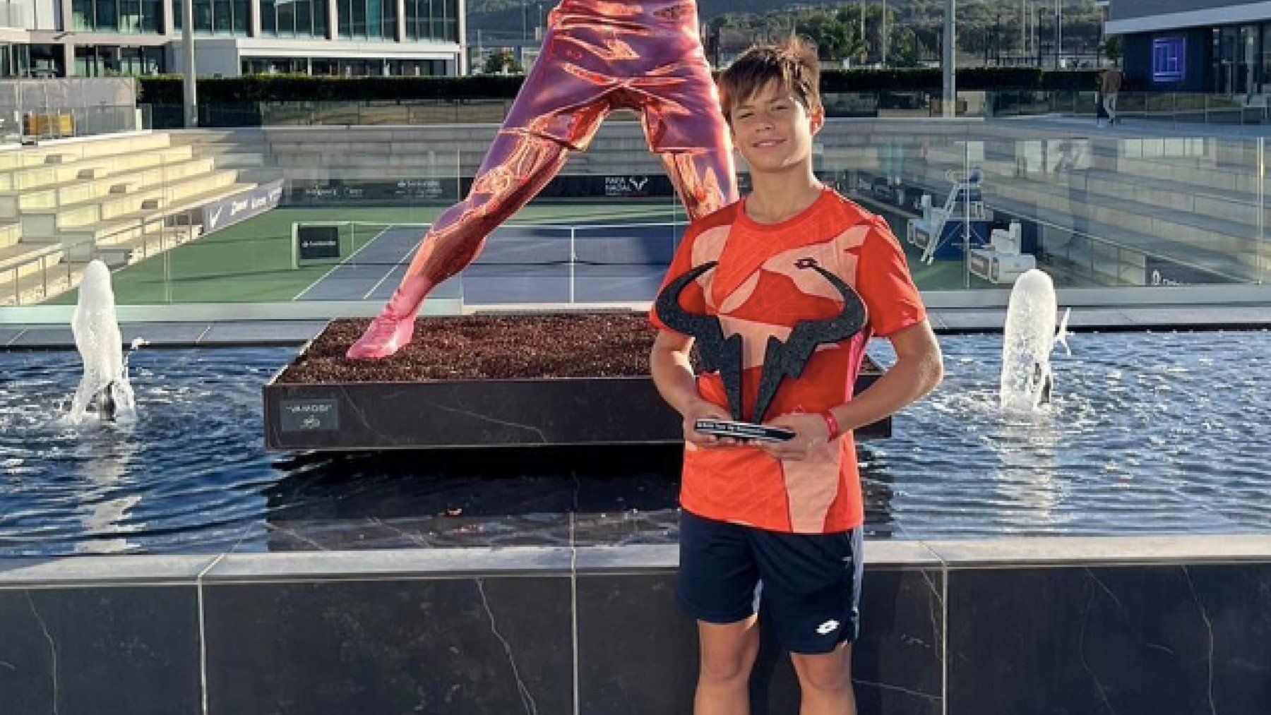 Jaime Alcaraz, con su trofeo de finalista del Rafa Nadal Tour.