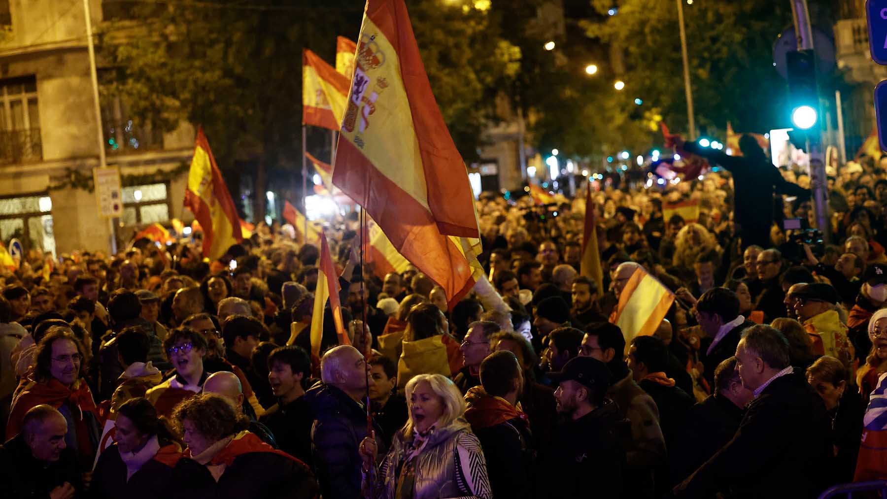 Imagen de la concentración de este jueves ante la sede central del PSOE en la madrileña calle de Ferraz.