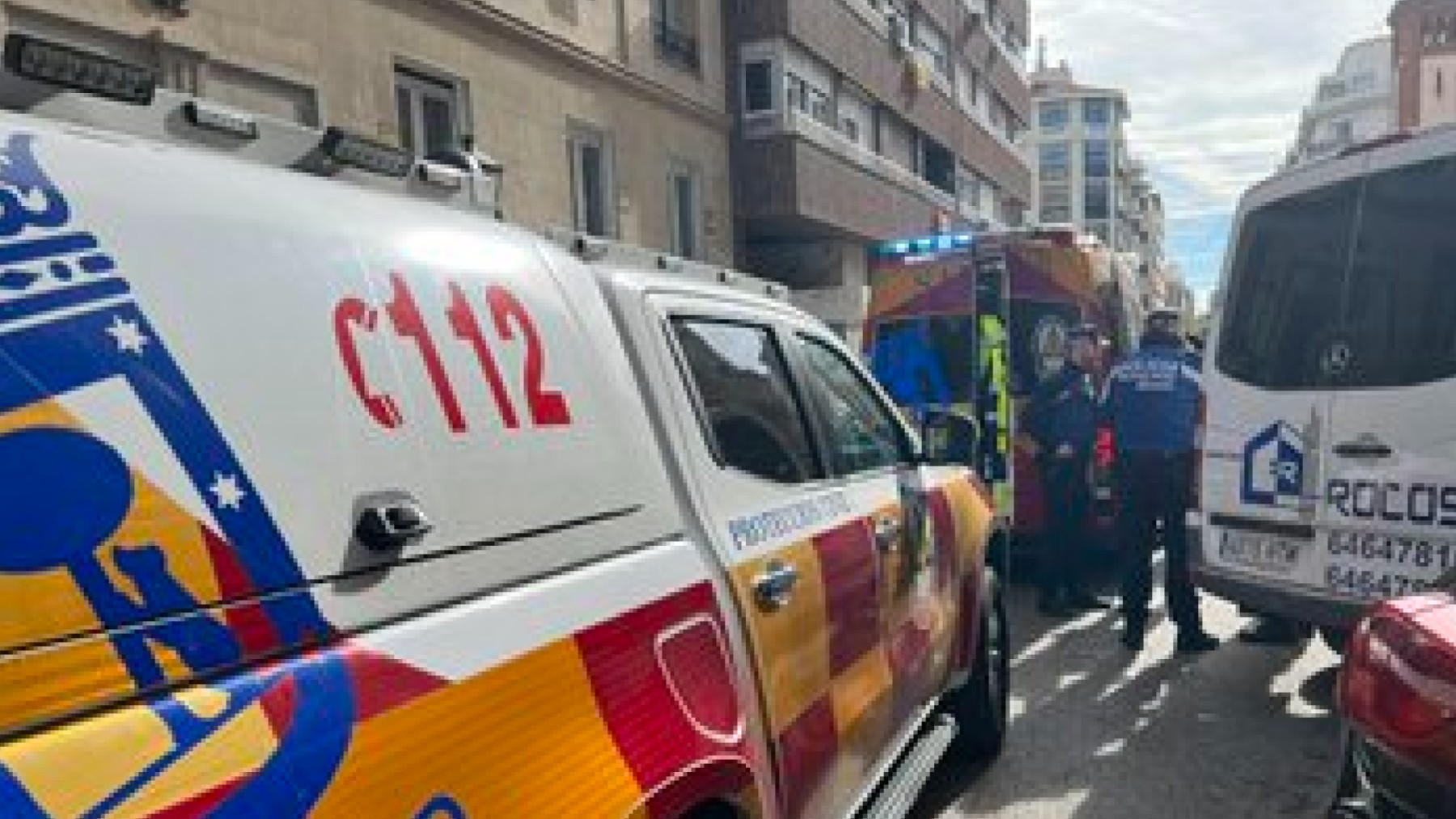 Los servicios de Emergencias-Madrid atienden a Vidal-Quadras en el lugar del suceso.