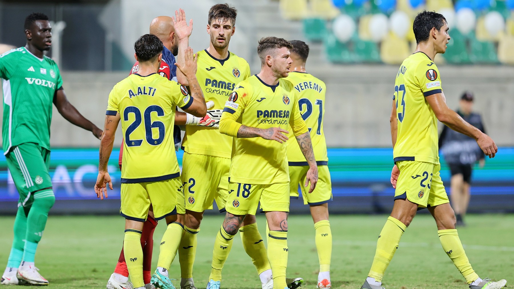 Los jugadores del Villarreal celebran uno de sus goles. (EFE)