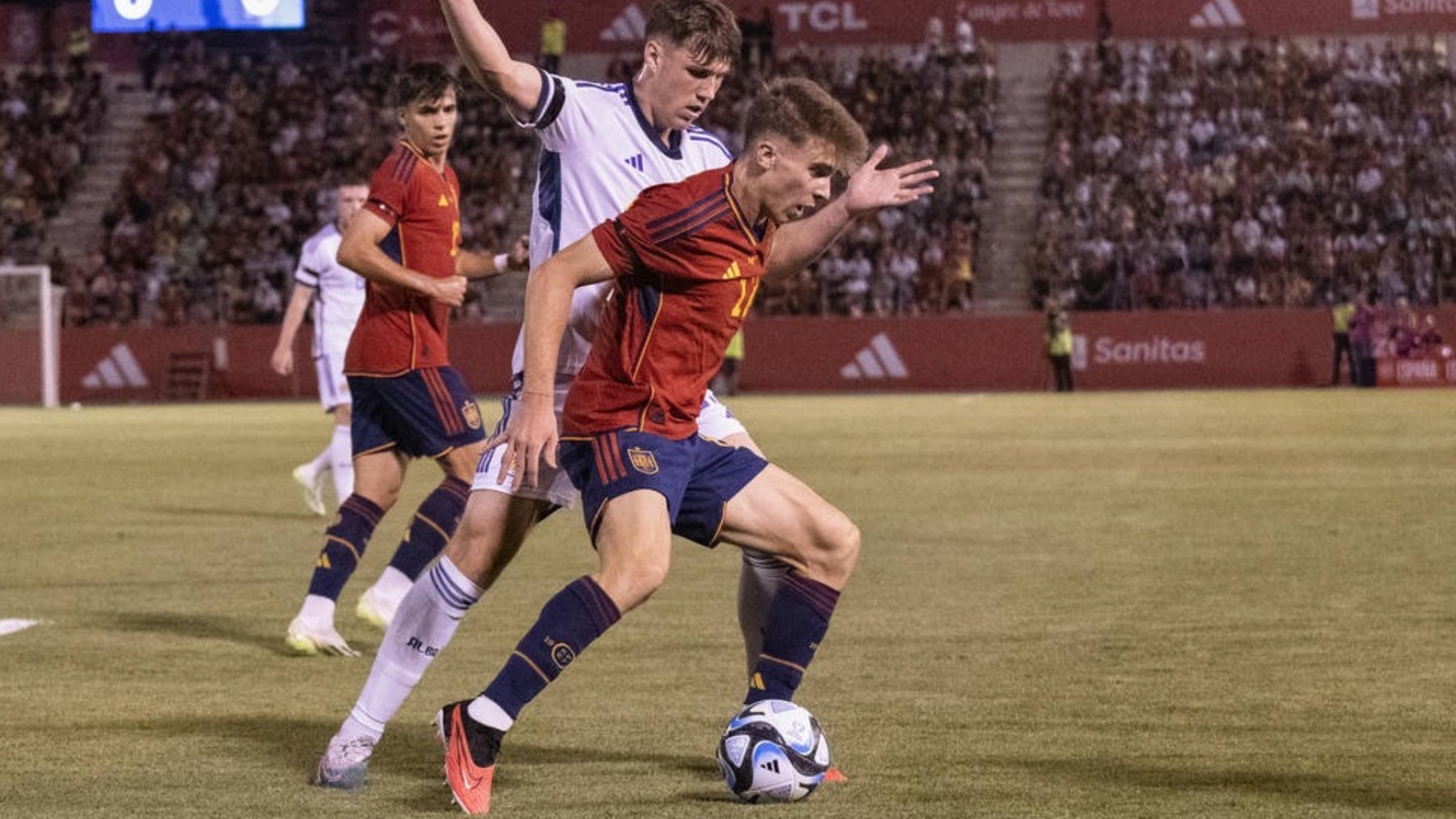 Pablo Barrios en un partido con España sub-21.