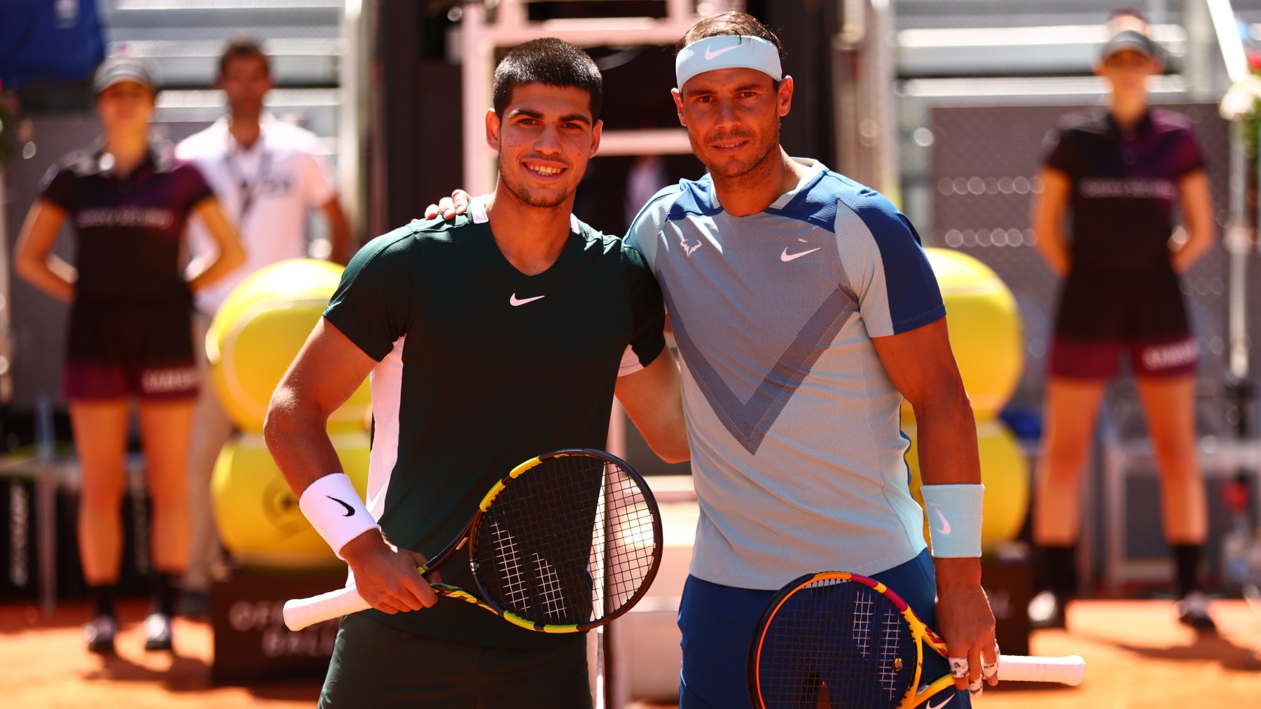 Carlos Alcaraz y Rafa Nadal, antes de un partido. (Getty)