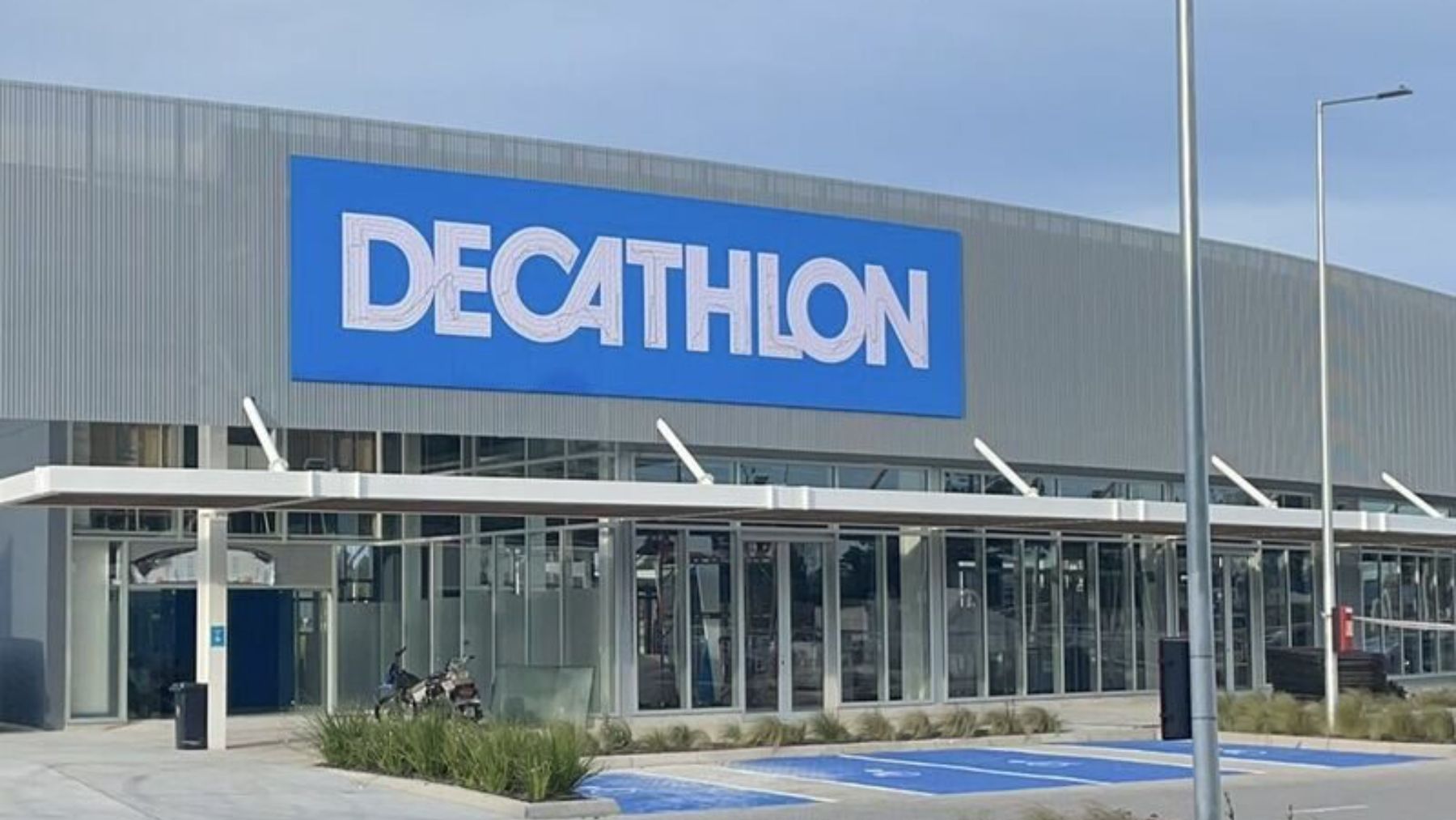 Decathlon tiene las Skechers más vendidas para días de lluvia