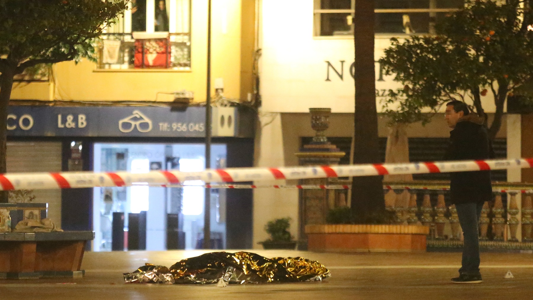 El cadáver del sacristán en la plaza de la Palma de Algeciras tras el ataque yihadista (EUROPA PRESS).