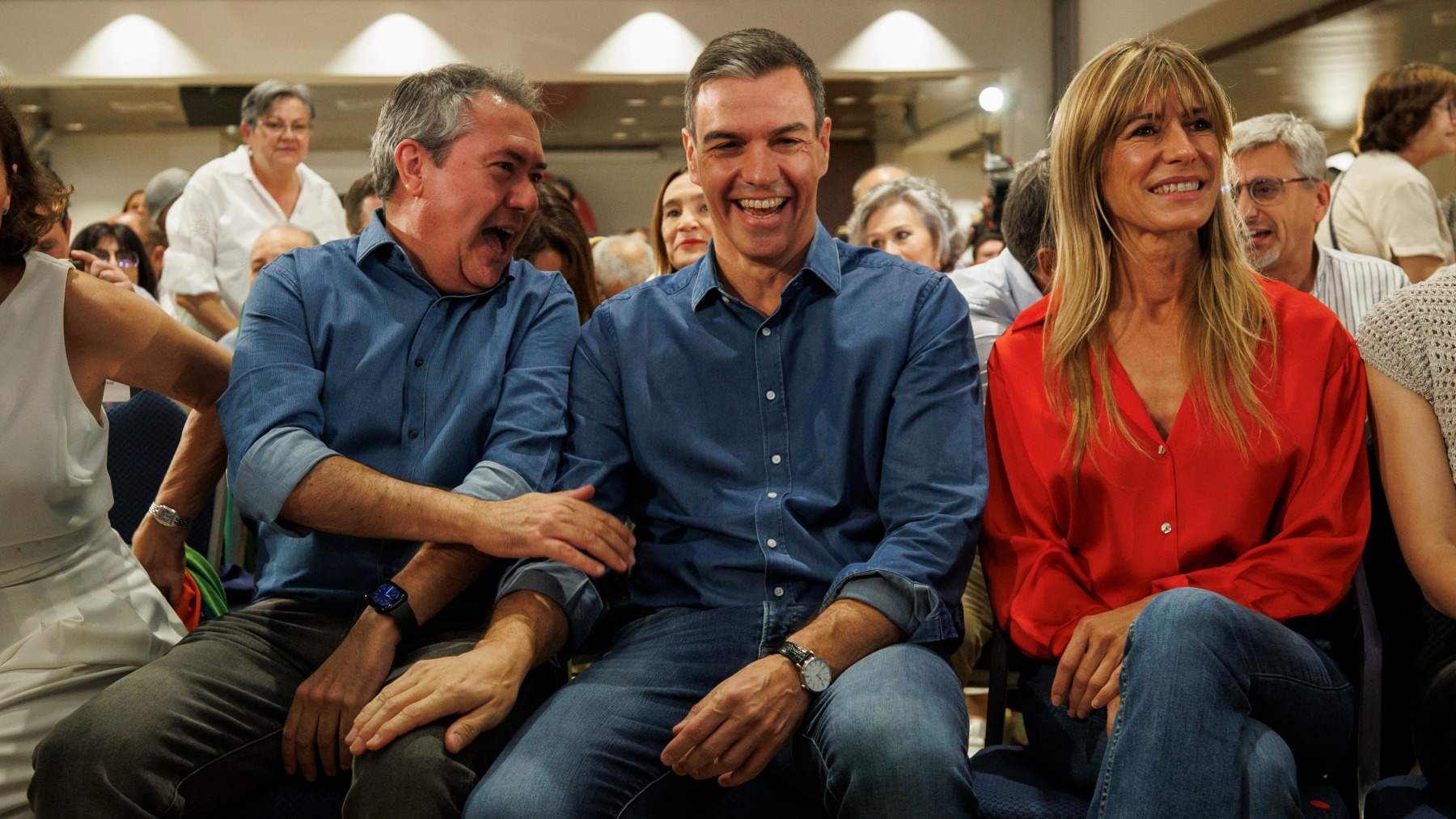 El secretario general del PSOE andaluz, Juan Espadas, junto a Pedro Sánchez y Begoña Gómez (EUROPA PRESS).