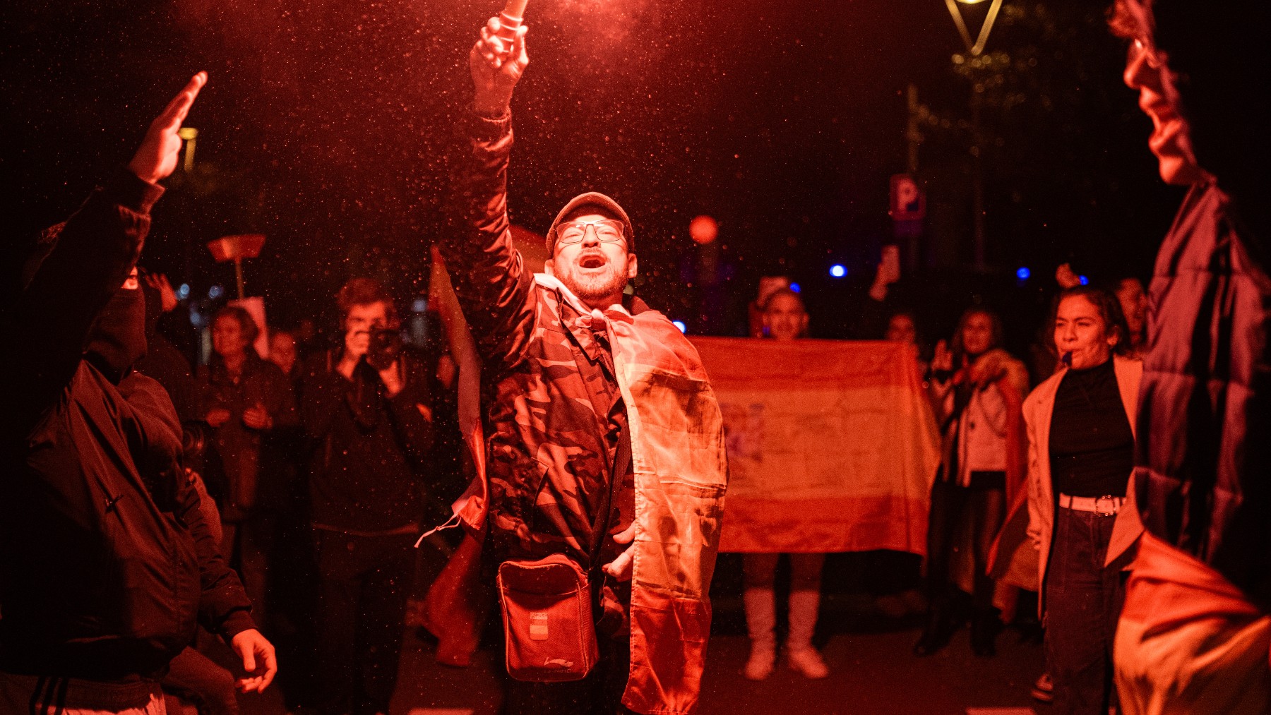 Varias personas con bengalas rojas durante una manifestación contra la amnistía. (Foto: Ep)