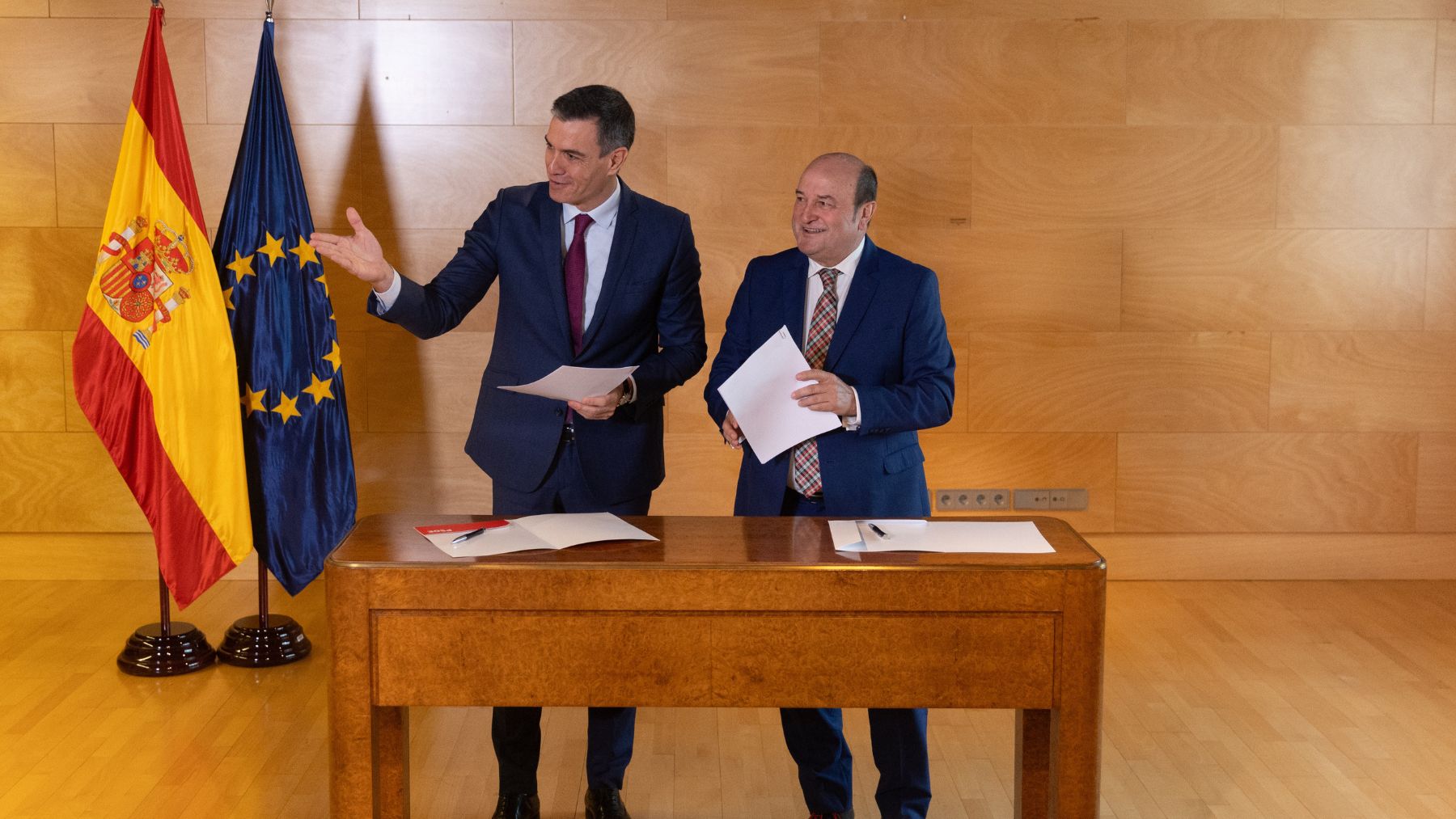 Los líderes de PSOE y PNV, Pedro Sánchez y Andoni Ortuzar tras la firma del acuerdo de investidura.