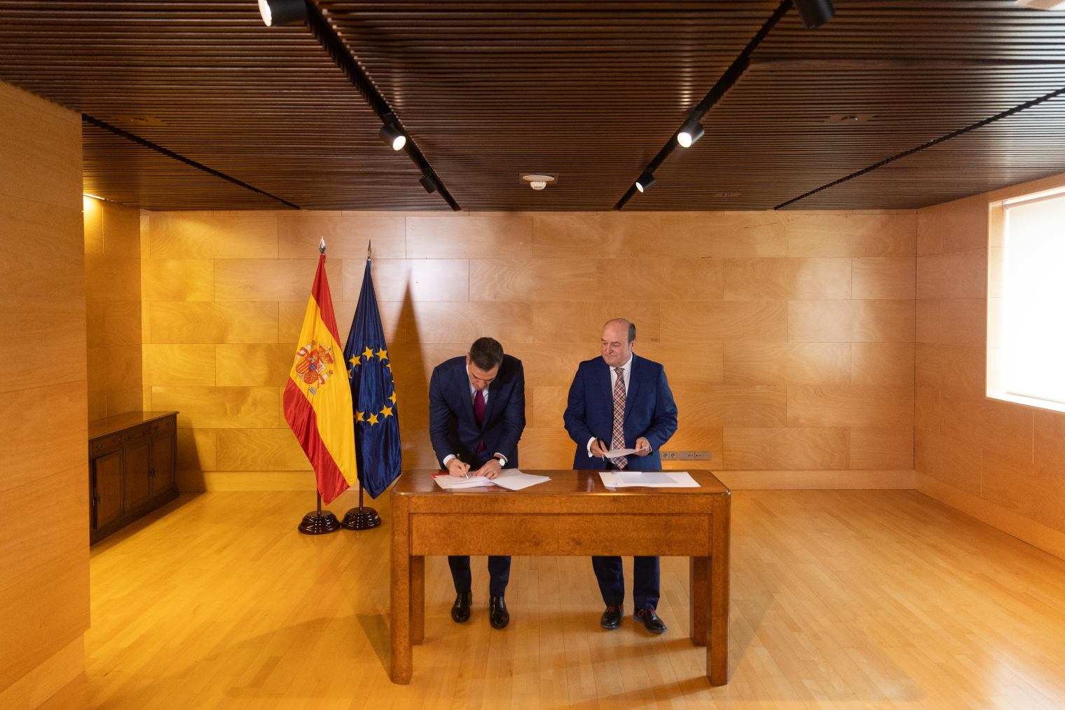 Pedro Sánchez y Andoni Ortuzar, en la firma del acuerdo.