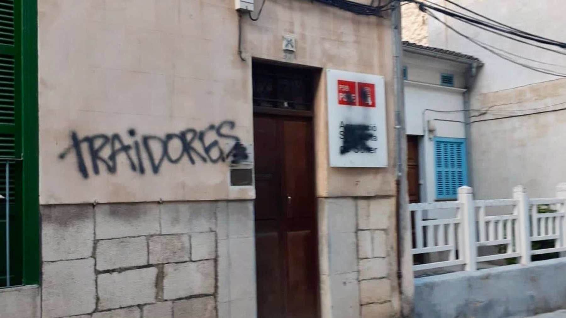 La sede de la agrupación socialista de Sóller con el mensaje ‘traidores’ pintado. PSIB-PSOE