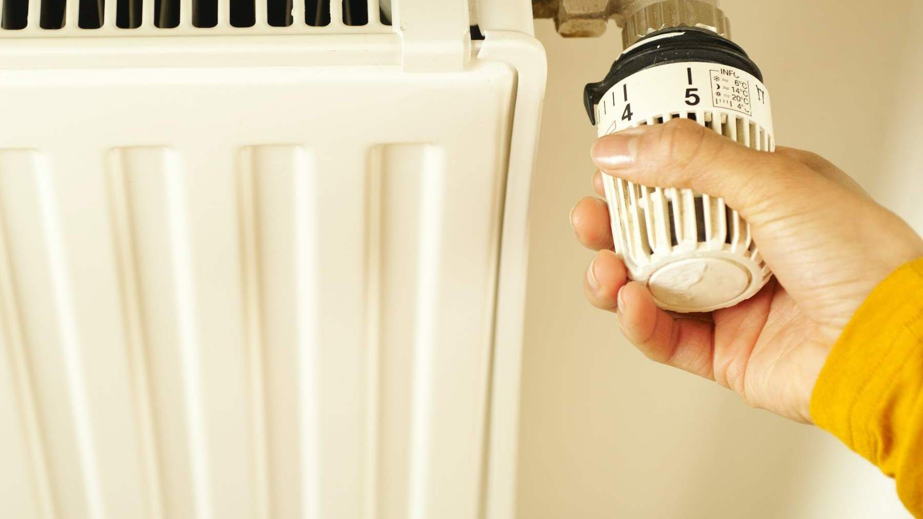 https://okdiario.com/img/2023/11/10/se-acabo-arruinarte-con-la-calefaccion.-es-el-mejor-sitio-de-tu-casa-para-colocar-los-radiadores.jpg