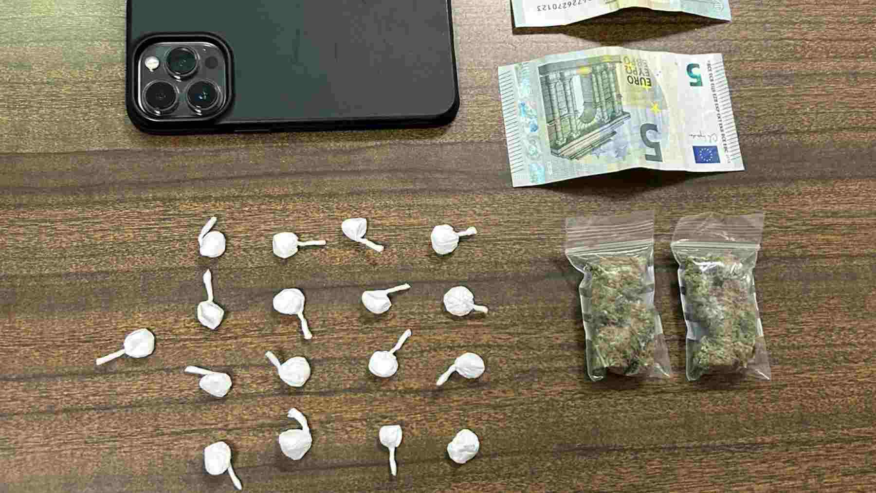 Dinero, un móvil, dos bolsas de marihuana y 17 de cocaína. POLICÍA NACIONAL