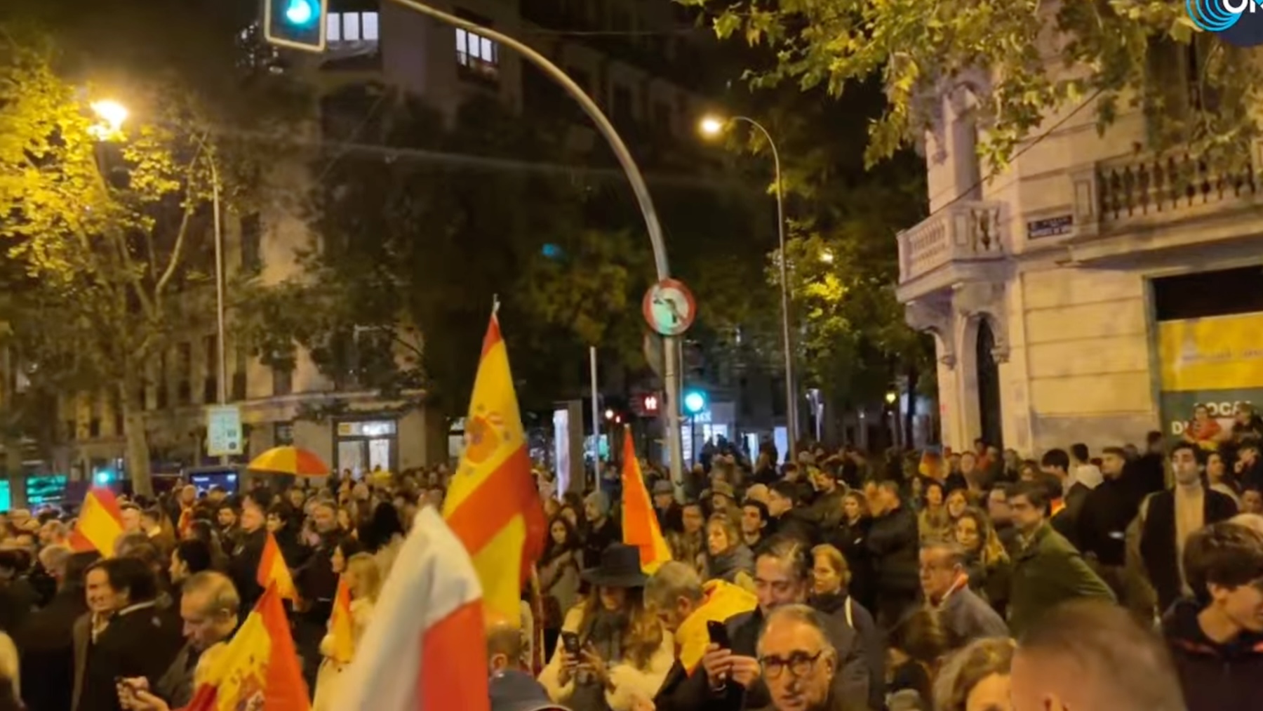 Miles de personas concentradas este sábado en los alrededores de la sede central del PSOE, en la madrileña calle de Ferraz.