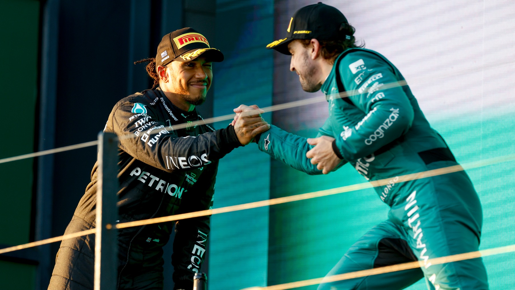 Lewis Hamilton y Fernando Alonso celebran un podio. (Europa Press)