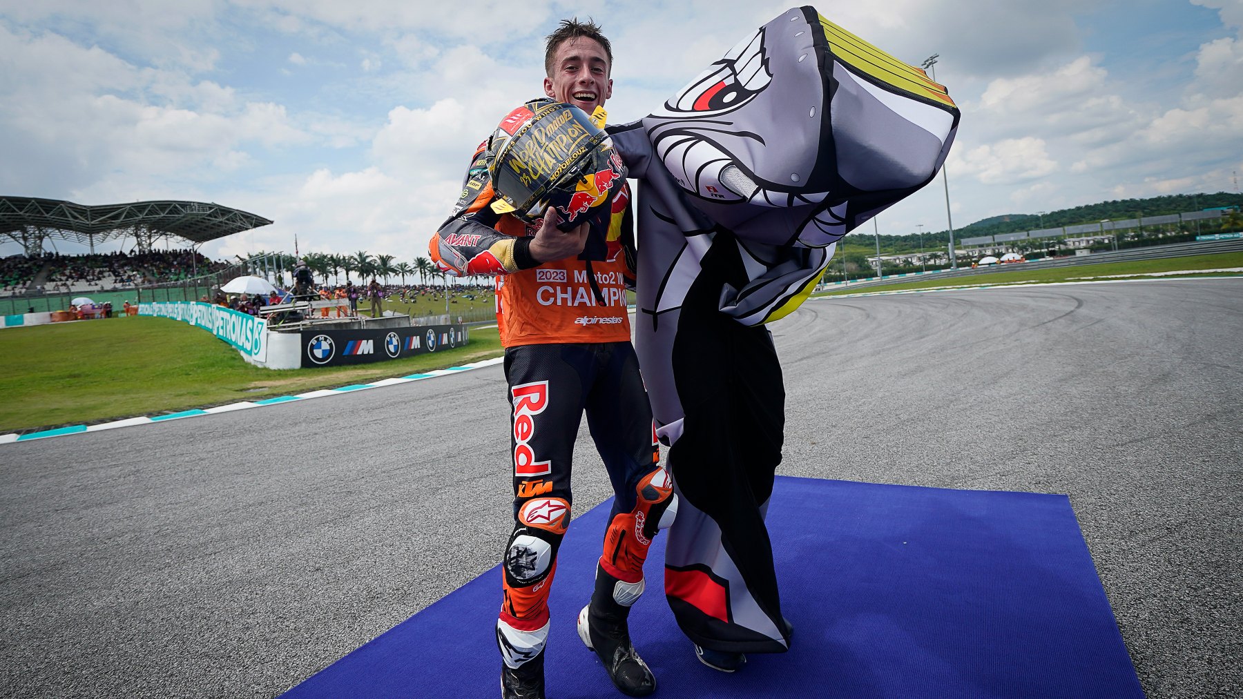 Pedro Acosta celebra su título de campeón del mundo de Moto2. (MotoGP)