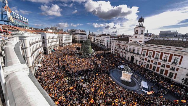 El PP desborda las plazas de España contra la amnistía: «¡¡No nos rendiremos!!» Miles de personas han abarrotado las plazas de las 52 capitales de provincia Solll-635x358