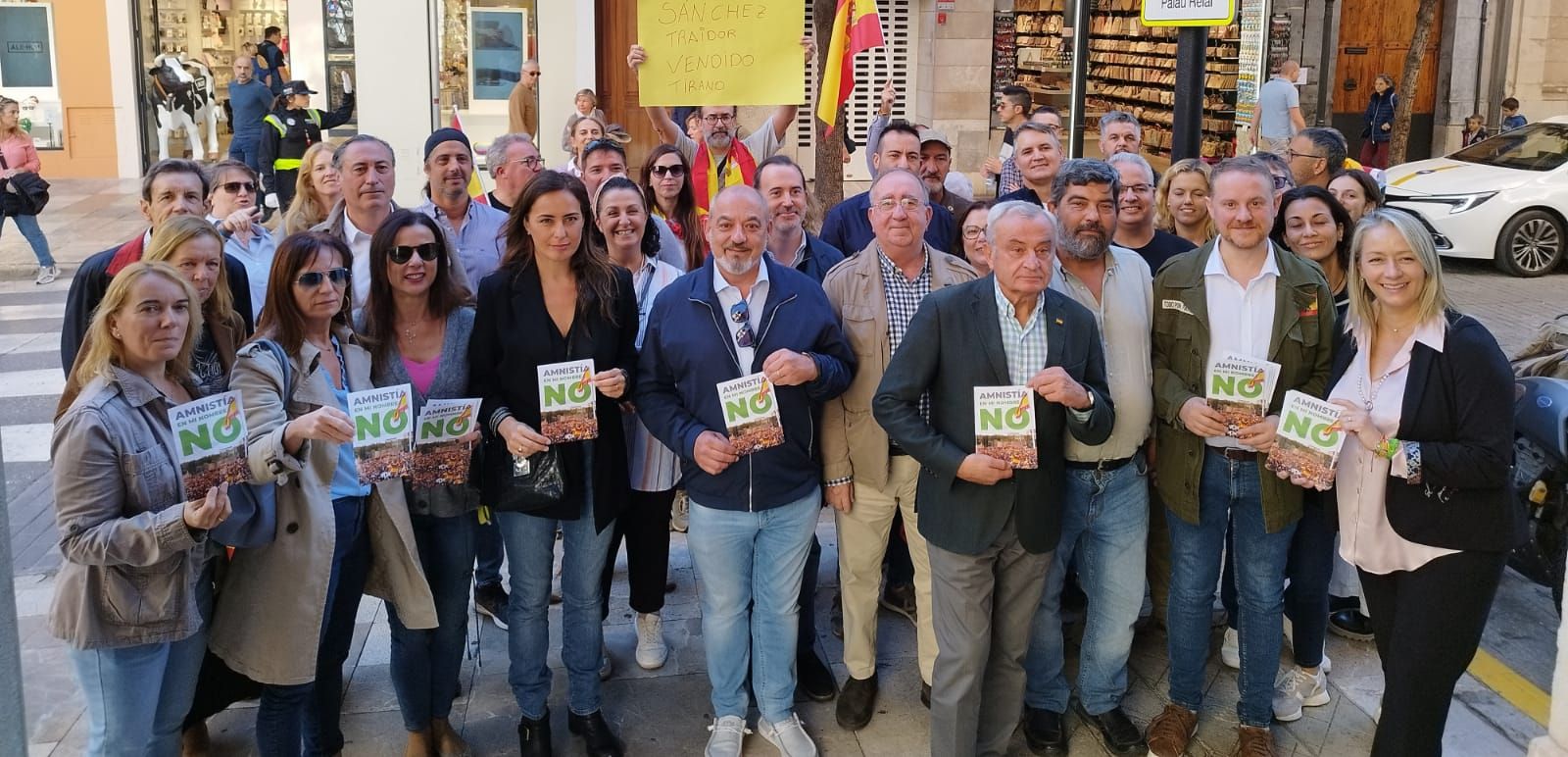 Representantes de Vox Baleares manifestándose contra la amnistía.